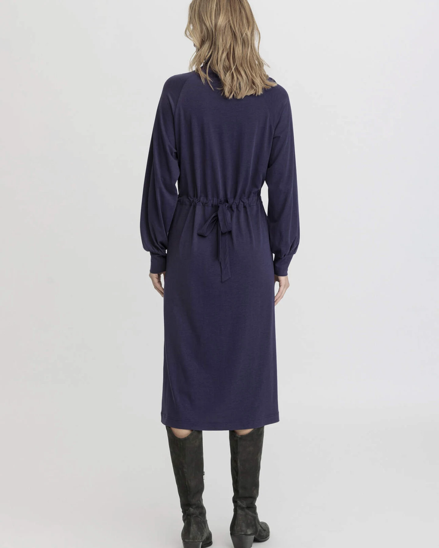 hessnatur Damen Jersey Kleid Midi Relaxed aus TENCEL™ Lyocell mit Bio-Baumwolle - blau - Größe 40 – Ansicht 2