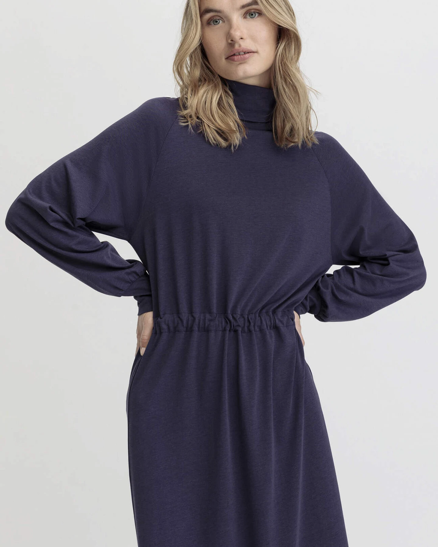 hessnatur Damen Jersey Kleid Midi Relaxed aus TENCEL™ Lyocell mit Bio-Baumwolle - blau - Größe 40 – Ansicht 4