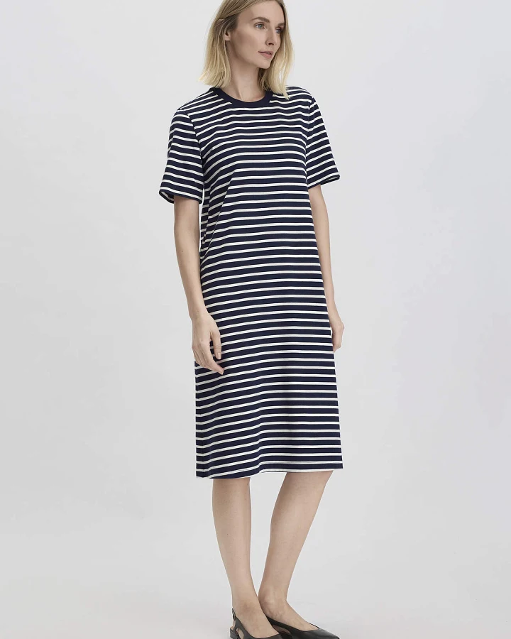 Produktseite: hessnatur Damen Streifen Heavy Jersey Slub Kleid Knielang Relaxed aus Bio-Baumwolle - blau - Größe 38