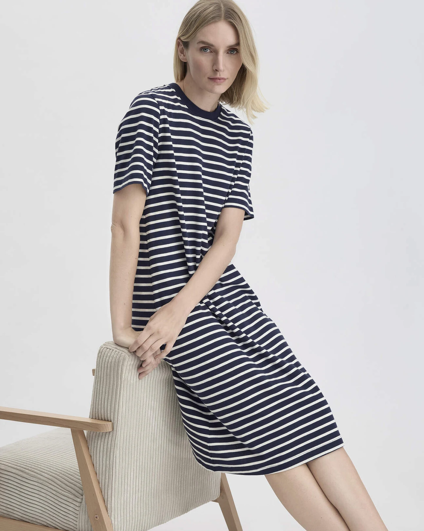 hessnatur Damen Streifen Heavy Jersey Slub Kleid Knielang Relaxed aus Bio-Baumwolle - blau - Größe 38 – Ansicht 4