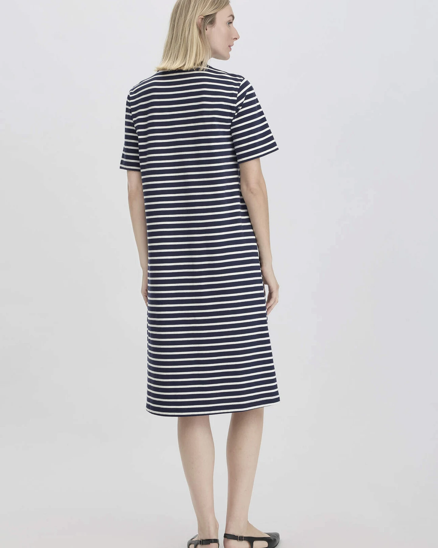 hessnatur Damen Streifen Heavy Jersey Slub Kleid Knielang Relaxed aus Bio-Baumwolle - blau - Größe 40 – Ansicht 2