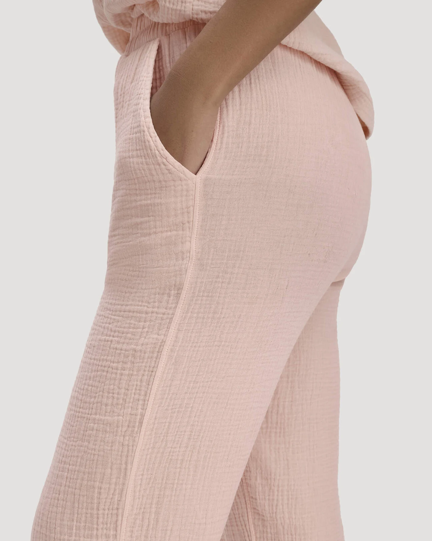 hessnatur Damen Musselin Schlafhose Regular PURE COMFORT aus Bio-Baumwolle - rosa - Größe 44 – Ansicht 2