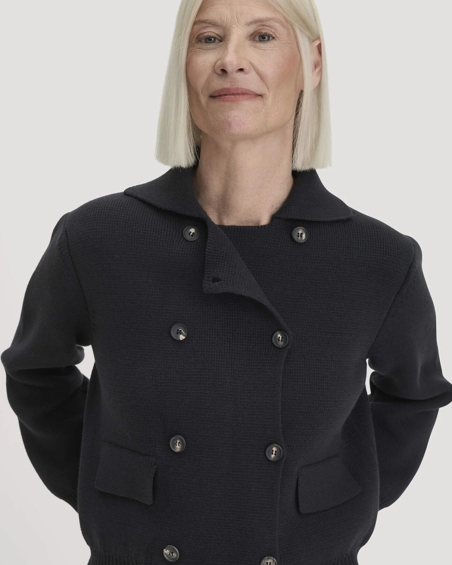 hessnatur Damen Strickjacke Relaxed aus Bio-Baumwolle mit Schurwolle - schwarz - Größe S – Ansicht 4