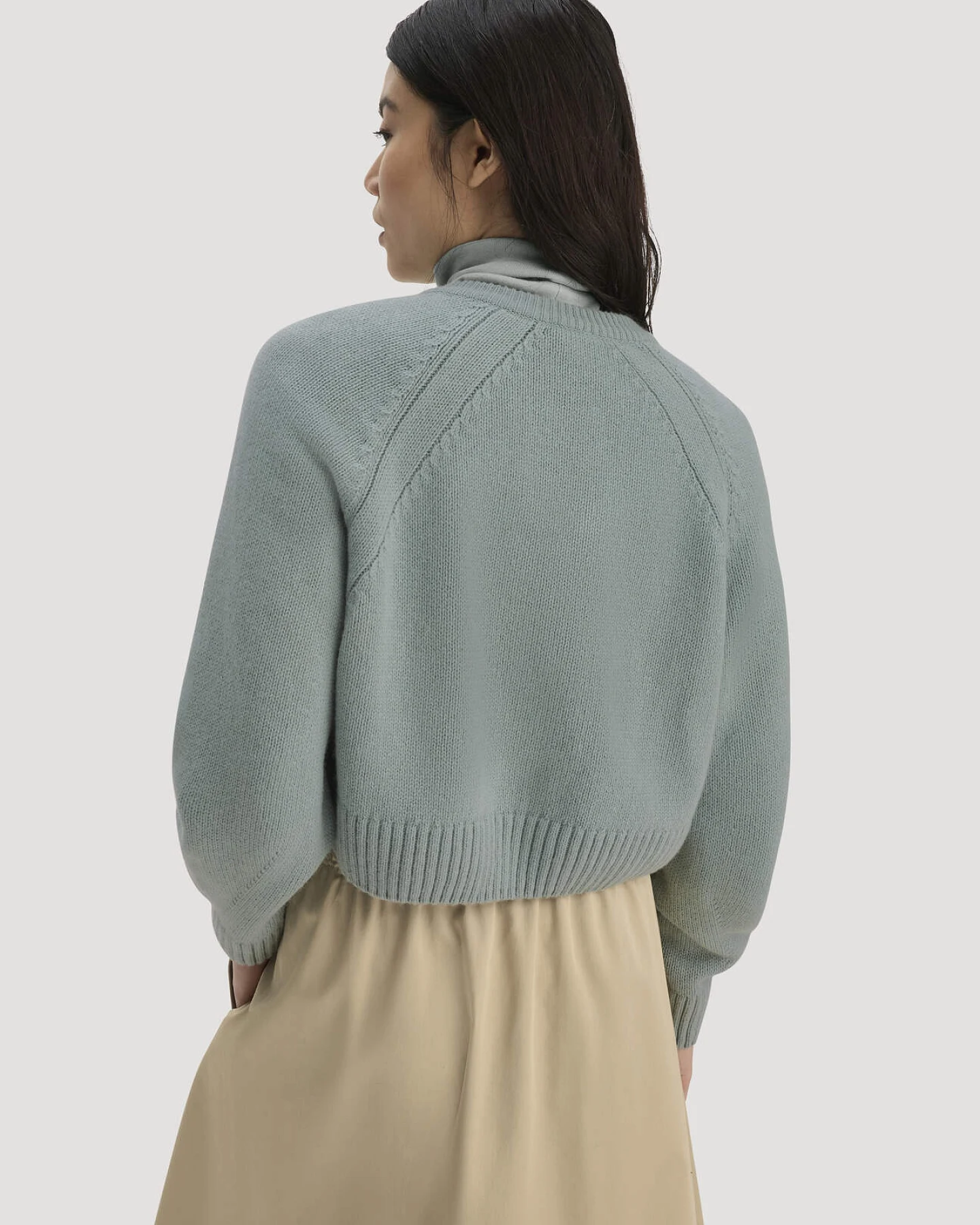 hessnatur Damen Strick Jacke Relaxed Cropped aus Bio-Merinowolle mit Bio-Baumwolle - blau - Größe S – Ansicht 3