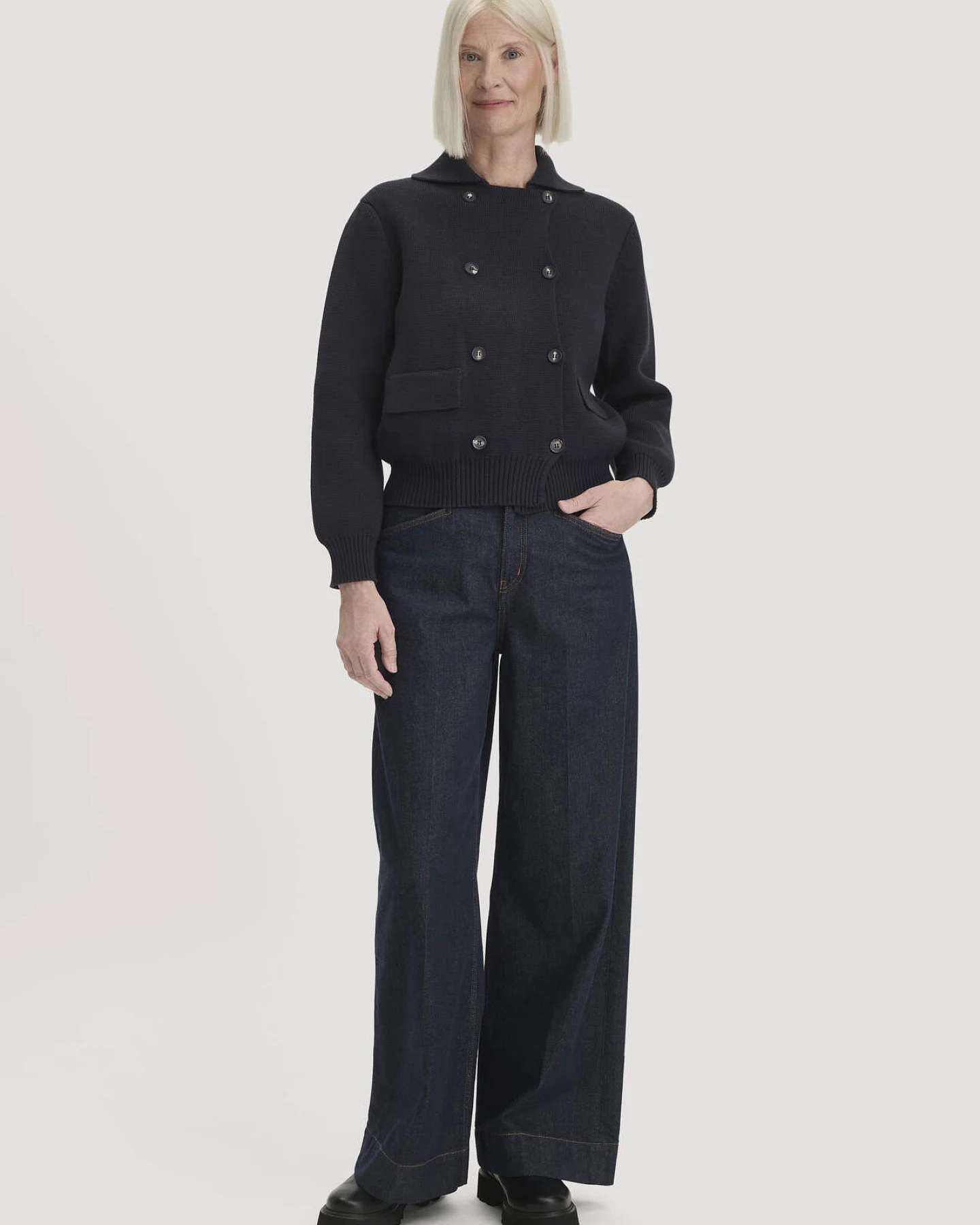 hessnatur Damen Strickjacke Relaxed aus Bio-Baumwolle mit Schurwolle - schwarz - Größe XS – Ansicht 2