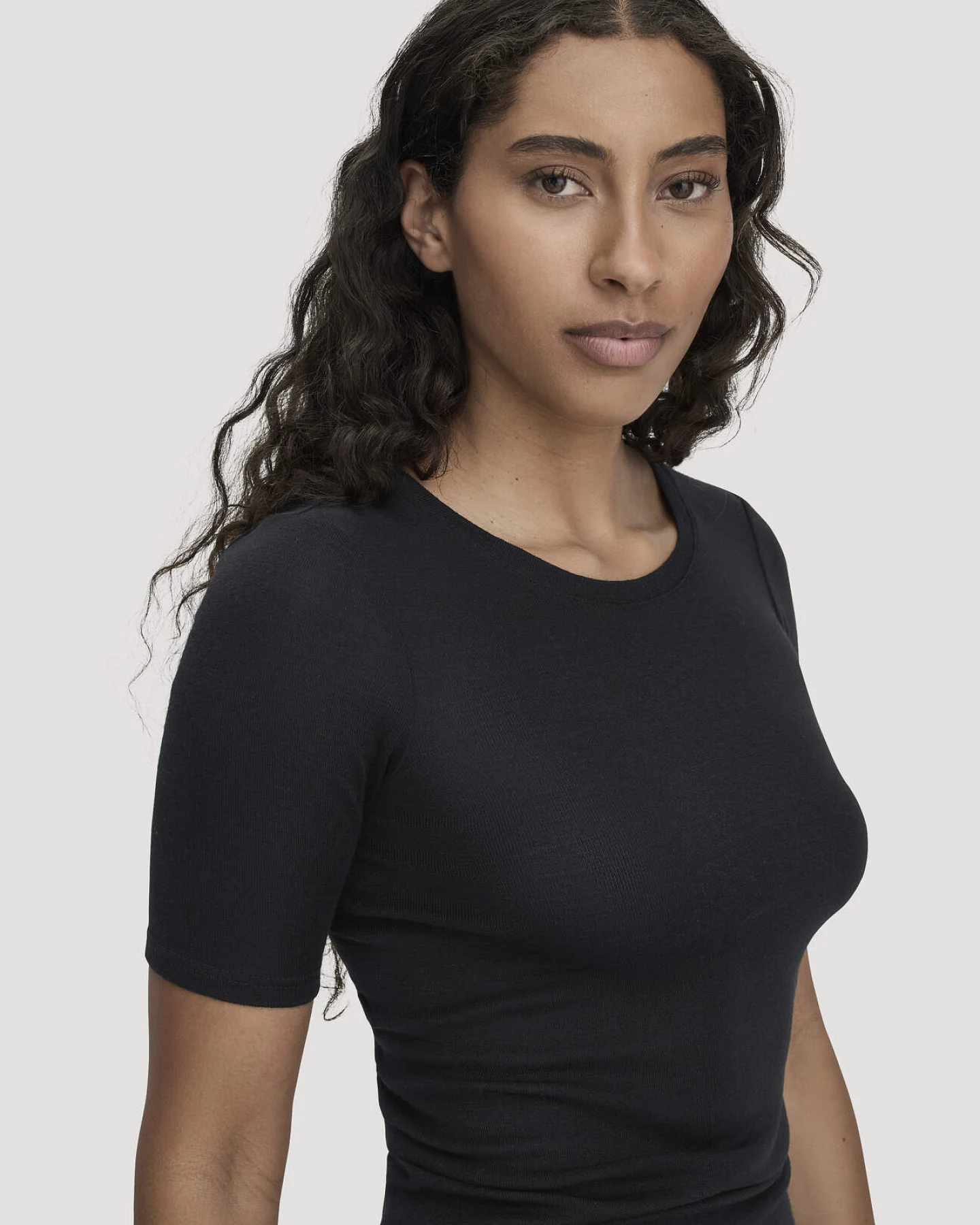 hessnatur Damen T-Shirt PURE FUNCTION aus Bio-Merinowolle mit Seide - schwarz - Größe 36 – Ansicht 2