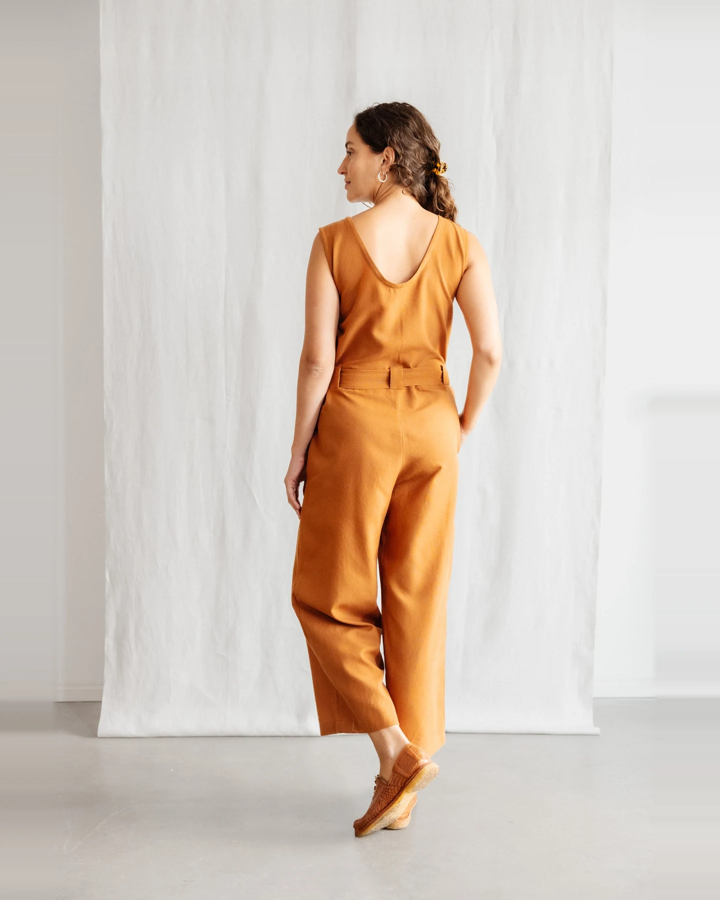 Jyoti - Fair Works Damen vegan Jumpsuit Daksha Haselnuss – Ansicht 2
