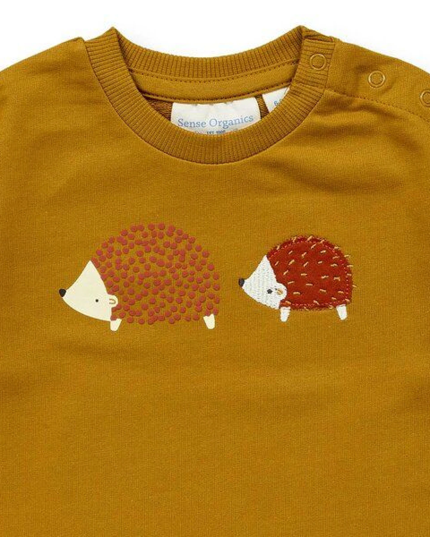 Sense Organics Baby Sweatshirt mit Igel-Motiv auf Currygelb, Modell ABISSA – Ansicht 2