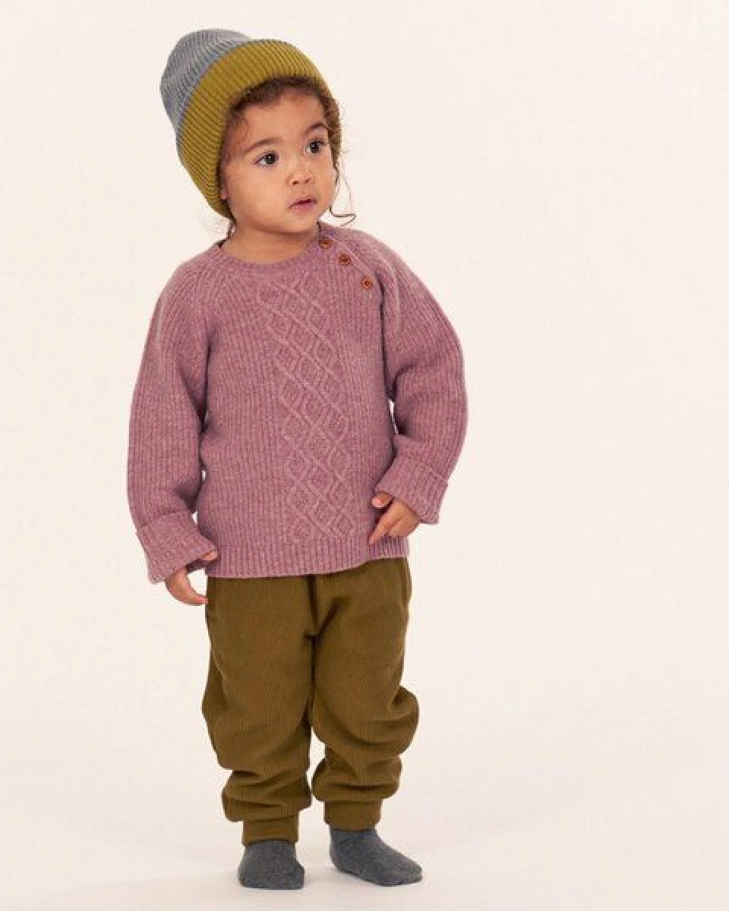 Sense Organics Babyhose in dunklem Olivgrün, Modell WYNNE – Ansicht 2