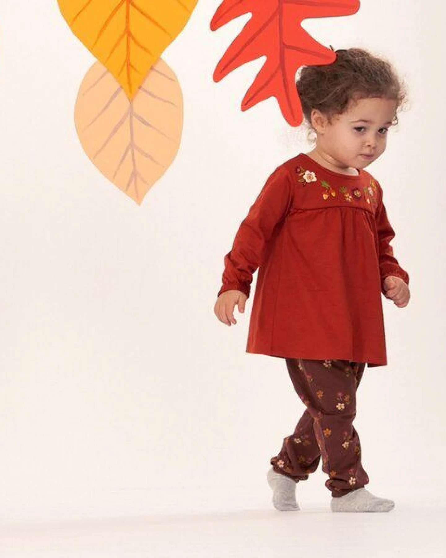 Sense Organics Babyhose mit Blumen-Druck auf Braun, Modell VANNA – Ansicht 2