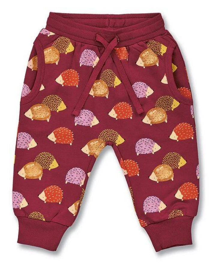 Sense Organics Babyhose mit Igel-Druck auf Weinrot, Modell NEVIN
