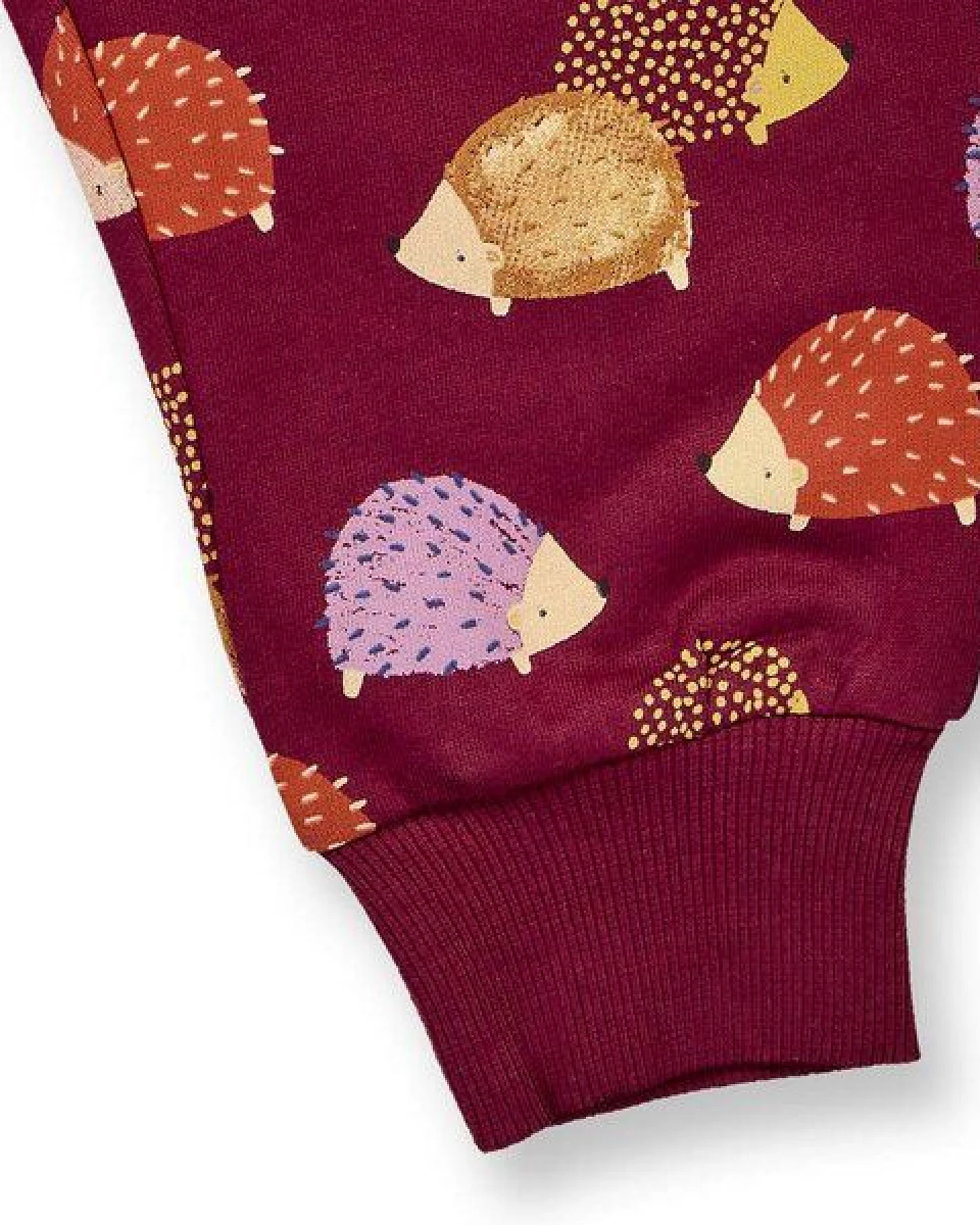 Sense Organics Babyhose mit Igel-Druck auf Weinrot, Modell NEVIN – Ansicht 4