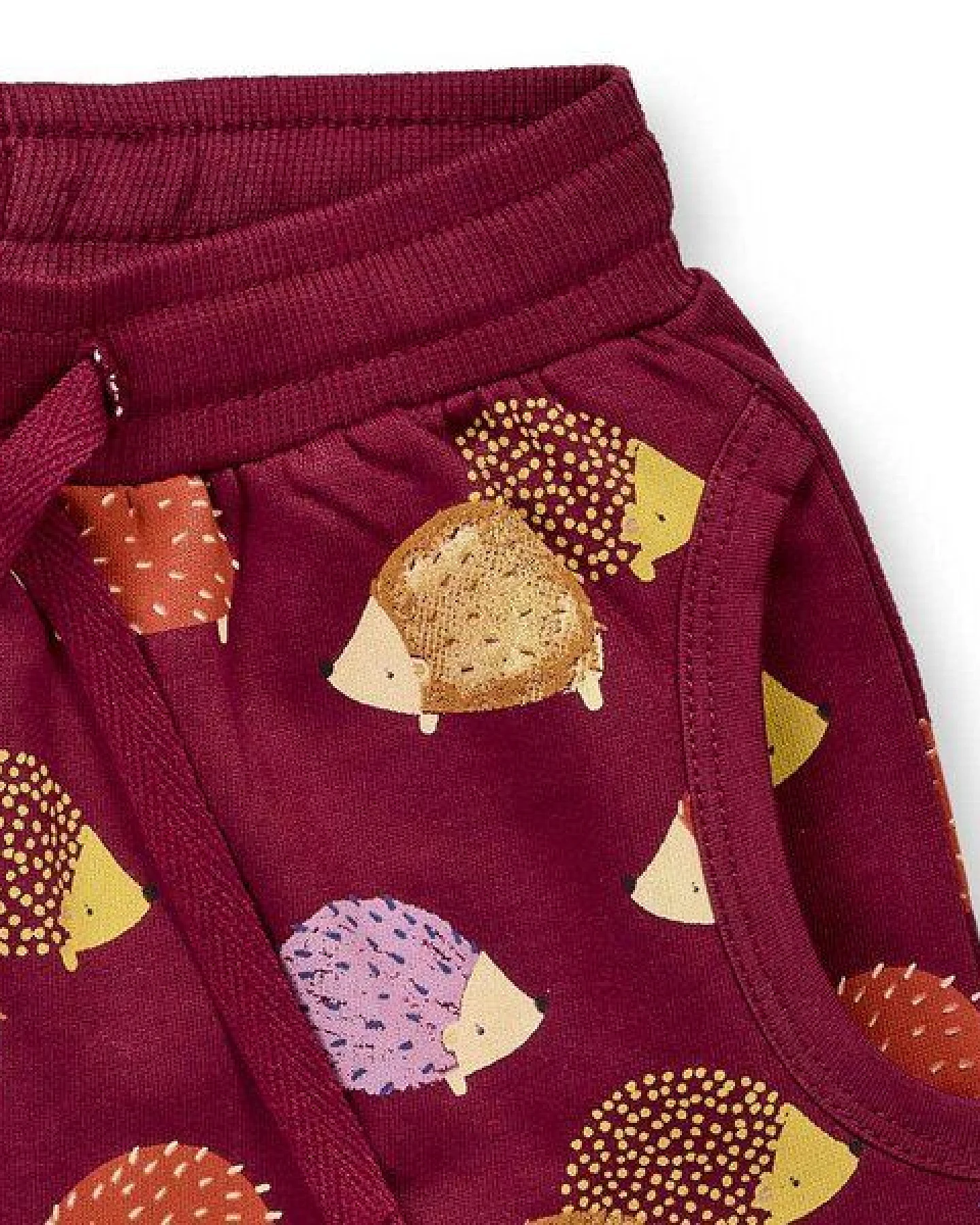 Sense Organics Babyhose mit Igel-Druck auf Weinrot, Modell NEVIN – Ansicht 3