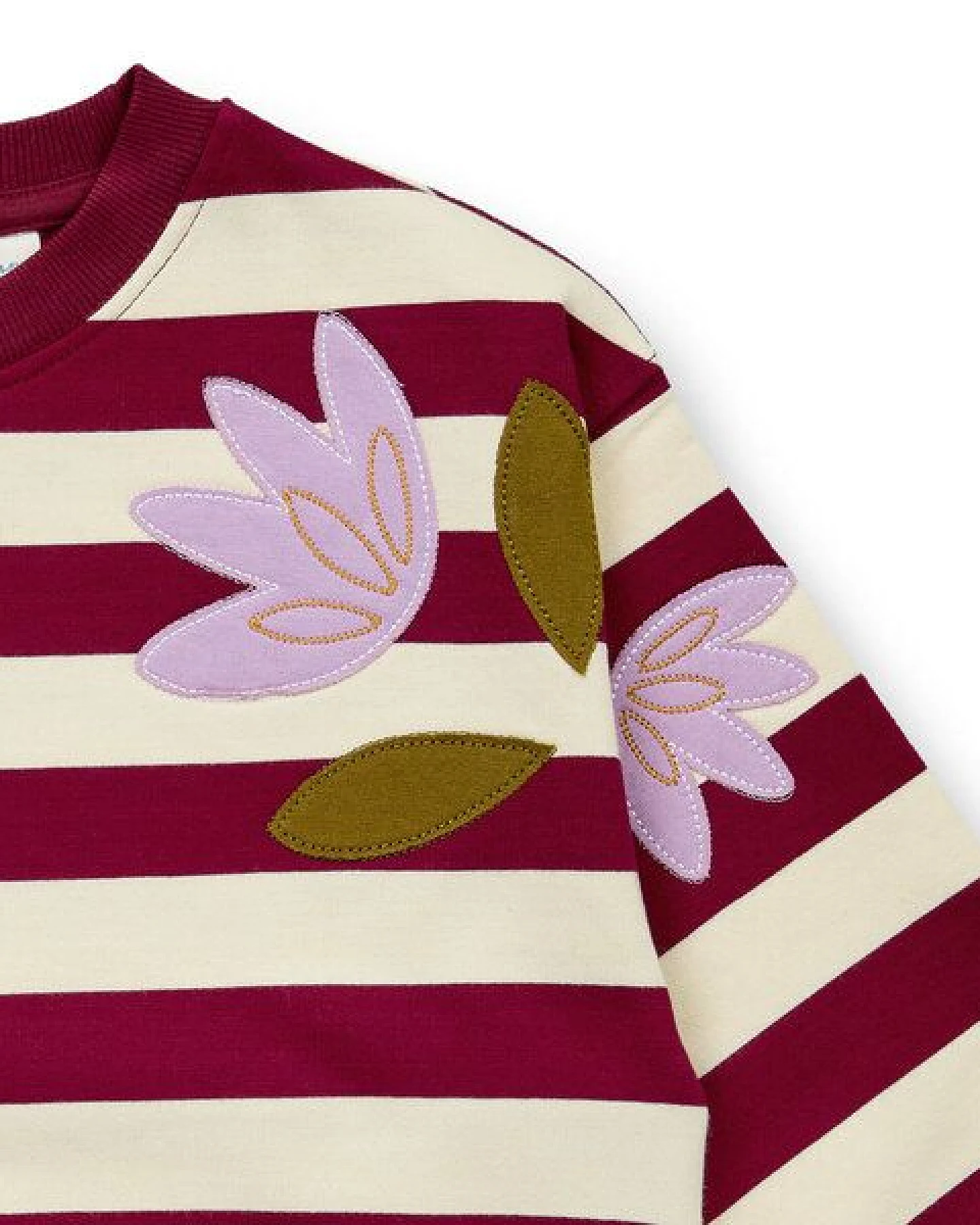 Sense Organics Kinder Sweatshirt in Weinrot-cremeweiß geringelt, Modell DARI – Ansicht 3