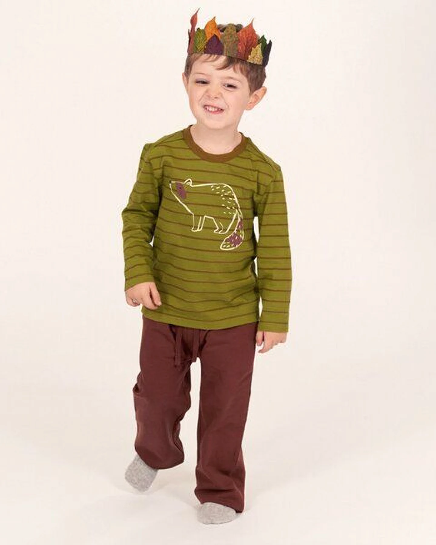 Sense Organics Kinderhose aus Sweat in Braun, Modell PERESS – Ansicht 2