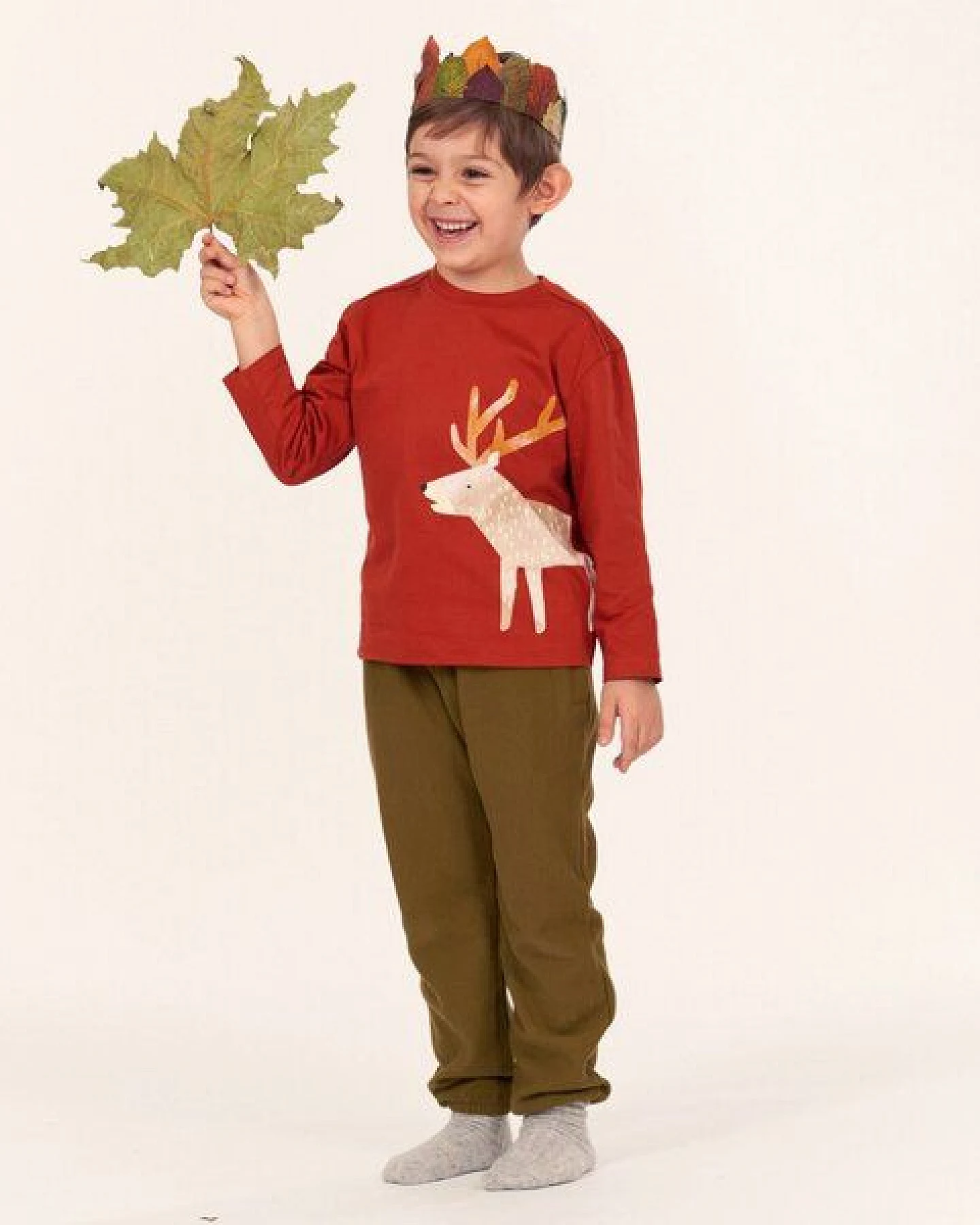 Sense Organics Kinderhose in dunklem Olivgrün, Modell KALLOS – Ansicht 2