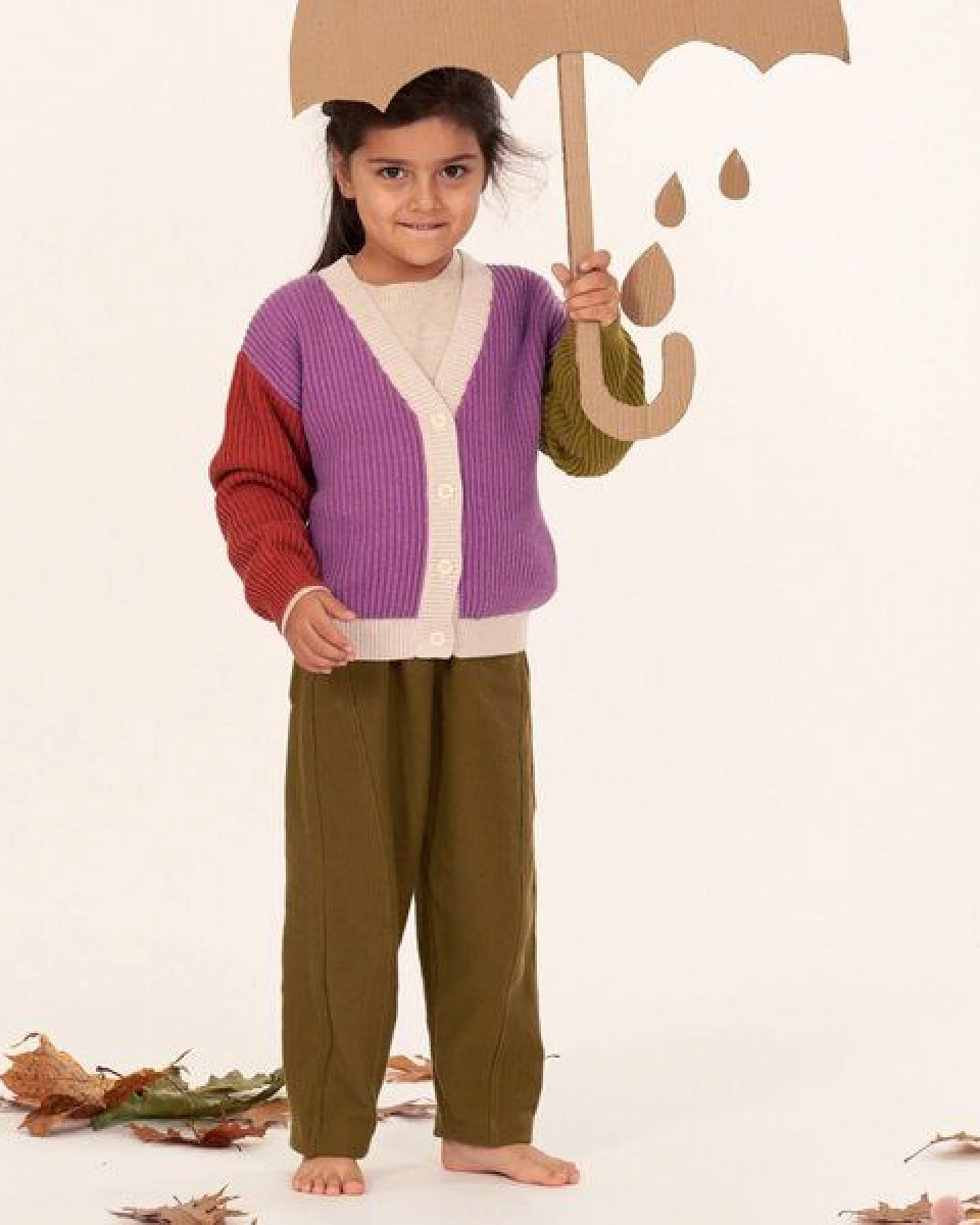 Sense Organics Kinderhose in dunklem Olivgrün, Modell PIOOLA – Ansicht 2