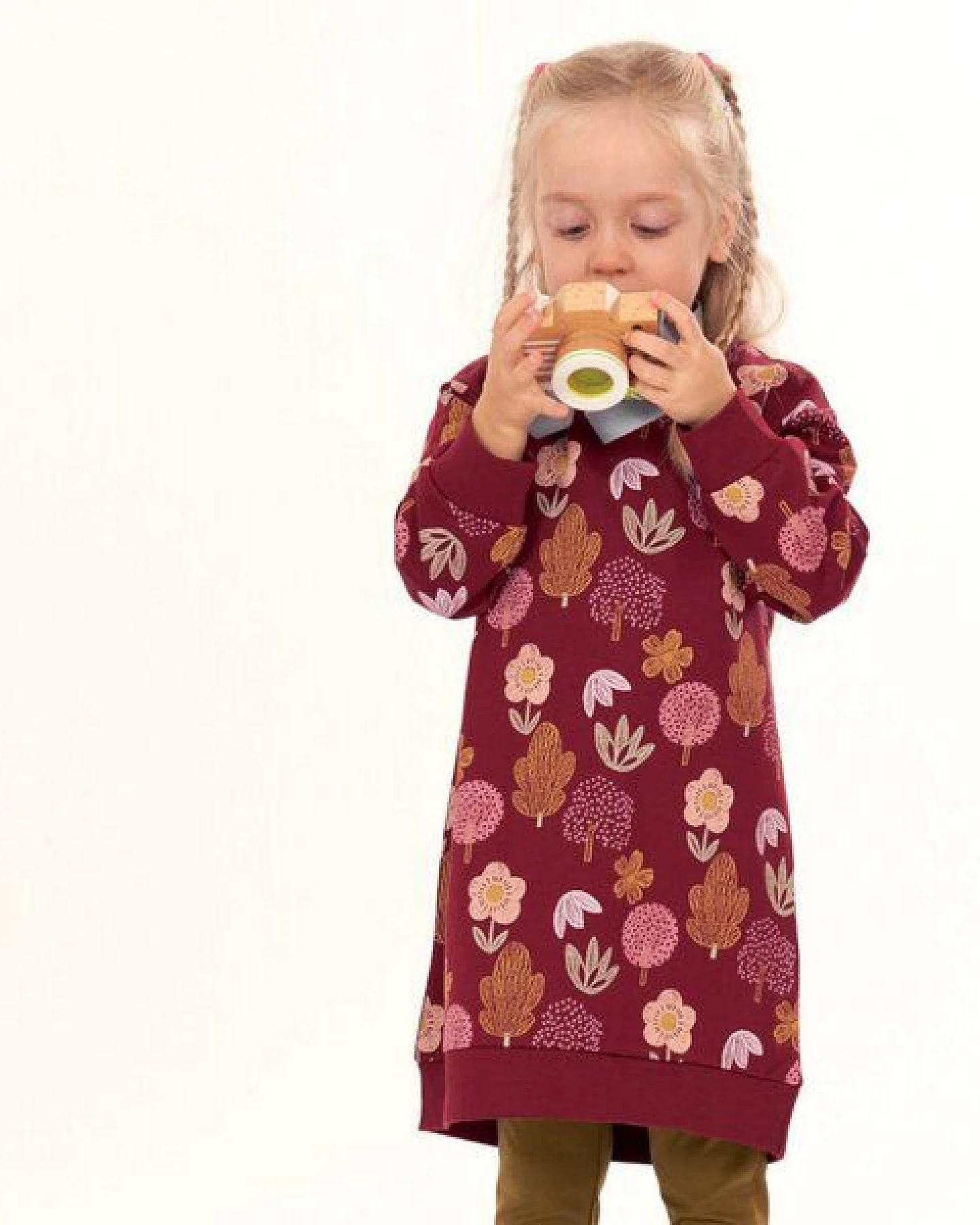 Sense Organics Mädchenkleid mit Blumendruck auf Weinrot, Modell JOLA – Ansicht 2