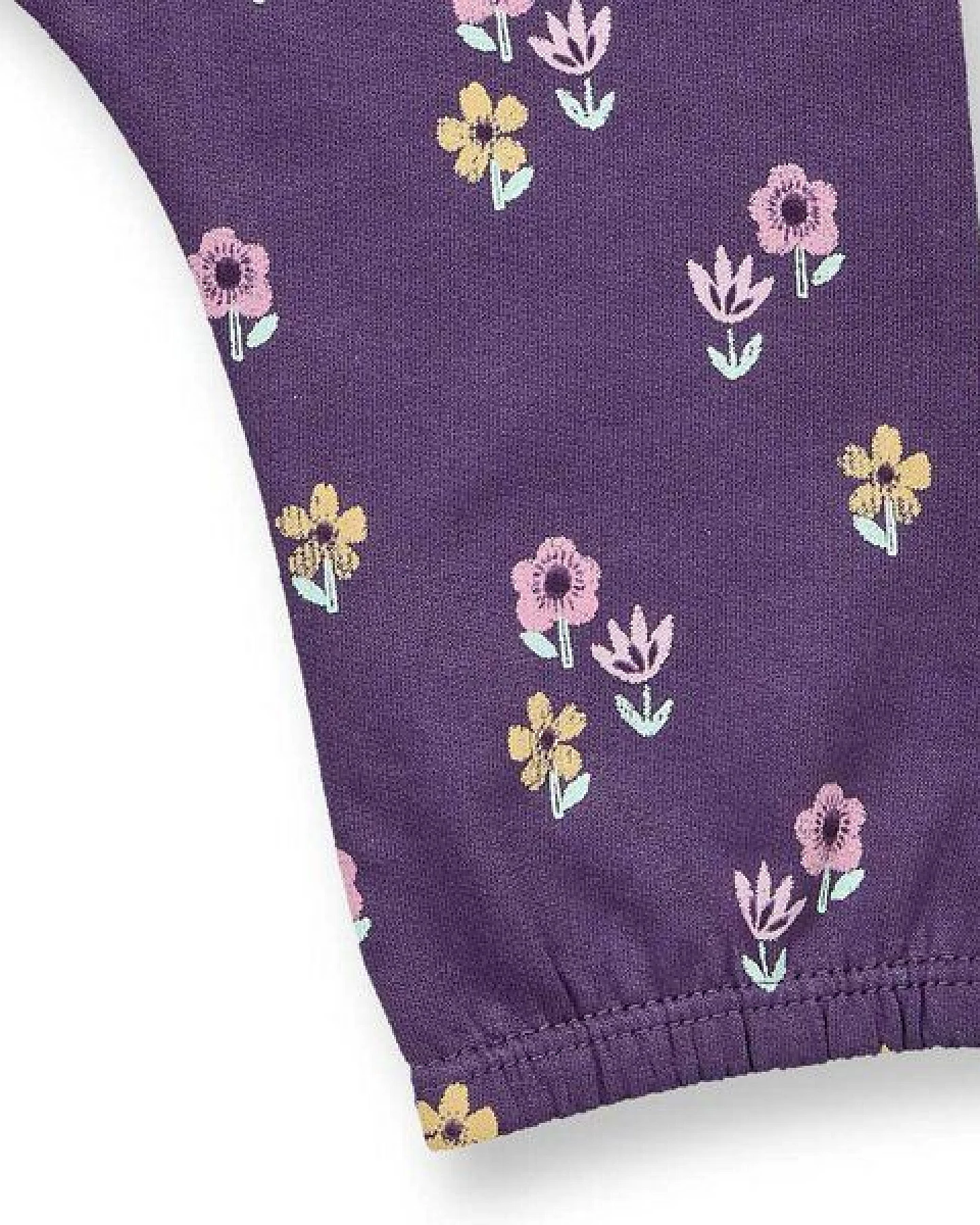 Sense Organics Babyhose mit Blumen-Druck auf Pflaume, Modell VANNA – Ansicht 3