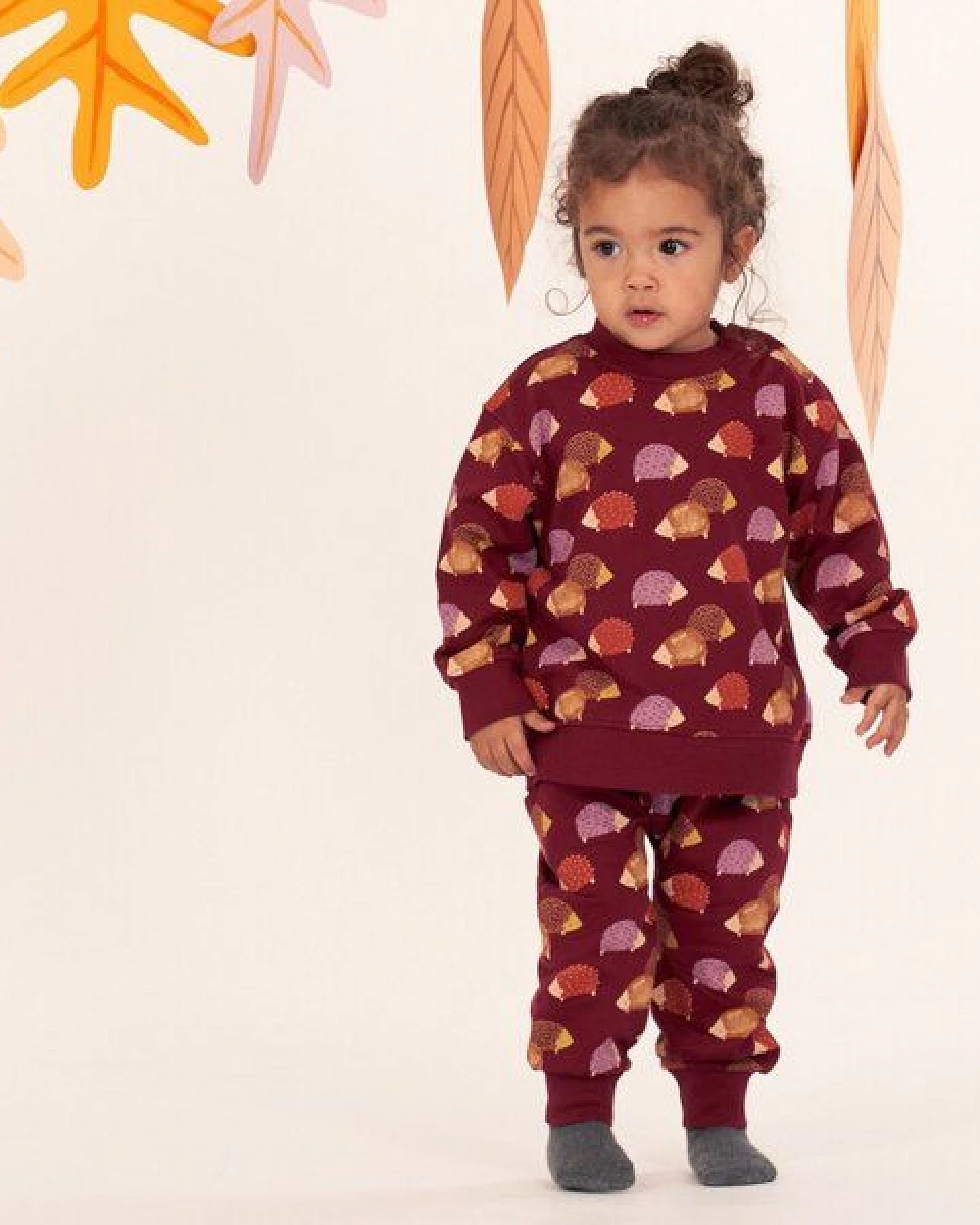 Sense Organics Babyhose mit Igel-Druck auf Weinrot, Modell NEVIN – Ansicht 2