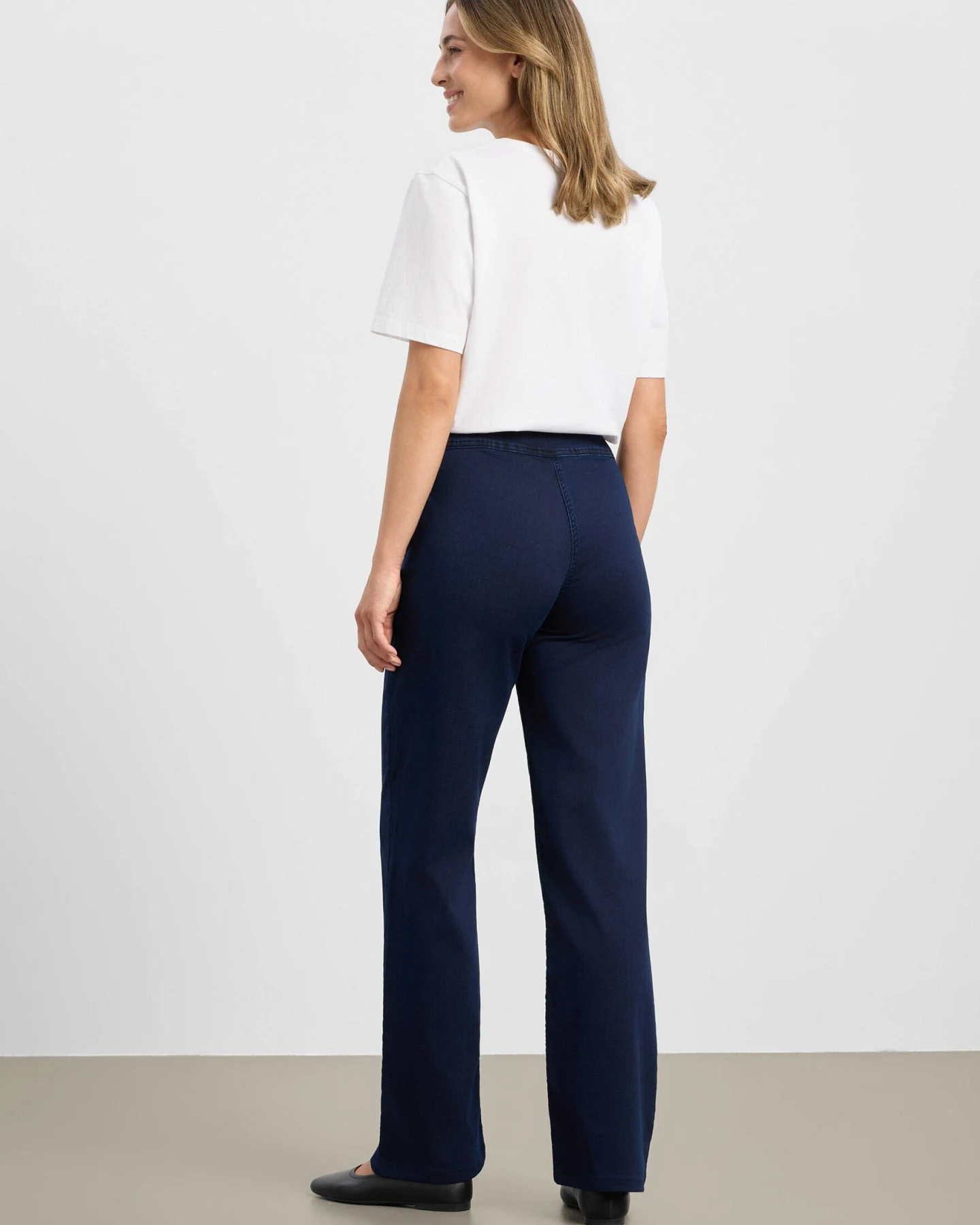 LAURIE Damen vegan Hose Thea Gerade Schnitt Mittellang Dunkelblauer Denim – Ansicht 2