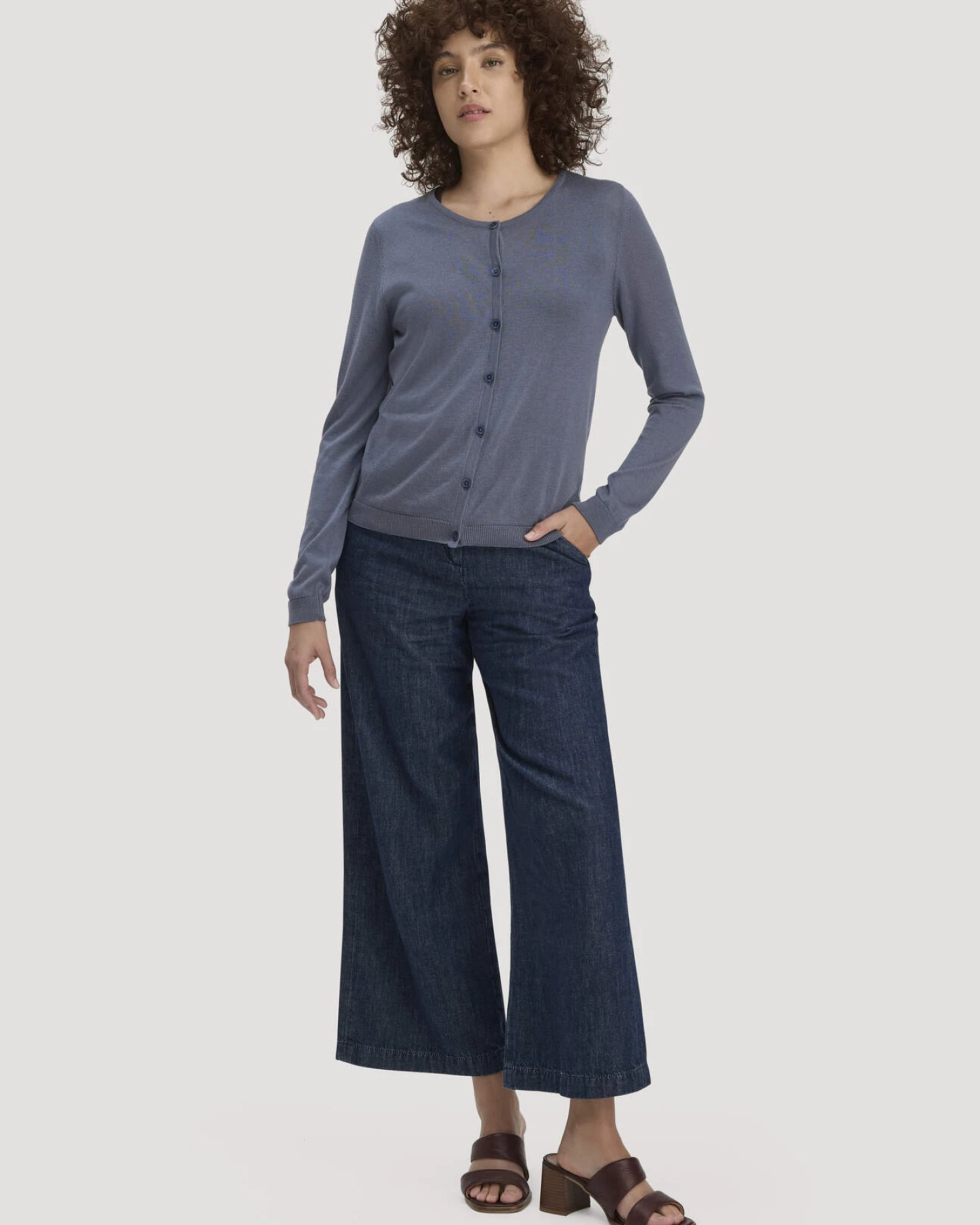 hessnatur Damen Strickjacke Regular aus TENCEL™ Lyocell mit Bio-Baumwolle - blau - Größe M – Ansicht 2