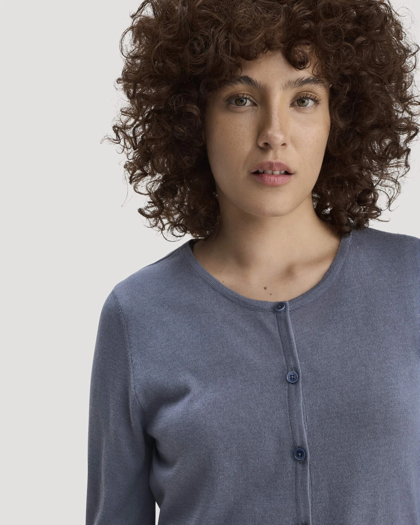 hessnatur Damen Strickjacke Regular aus TENCEL™ Lyocell mit Bio-Baumwolle - blau - Größe M – Ansicht 4