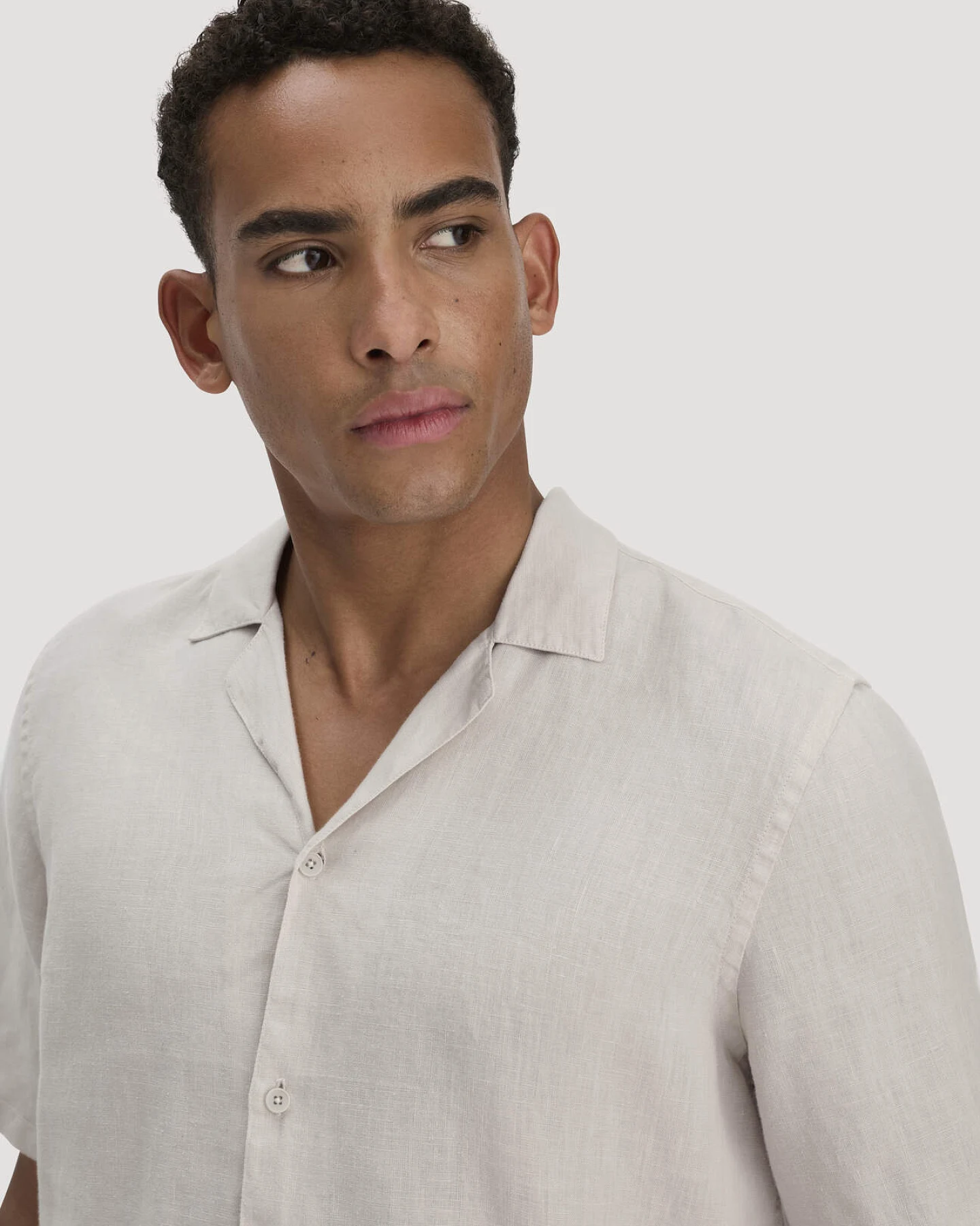 hessnatur Herren Resort Hemd Kurzarm Regular aus Leinen - beige - Größe L (41/42) – Ansicht 4