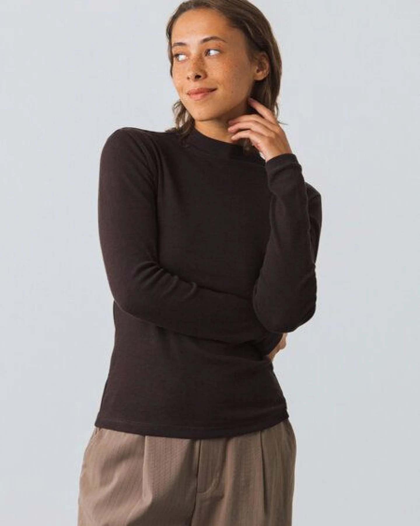 Honest Basics Damen Langarm Shirt mit Stehkragen aus Bio- und recycelter Baumwolle – Ansicht 2