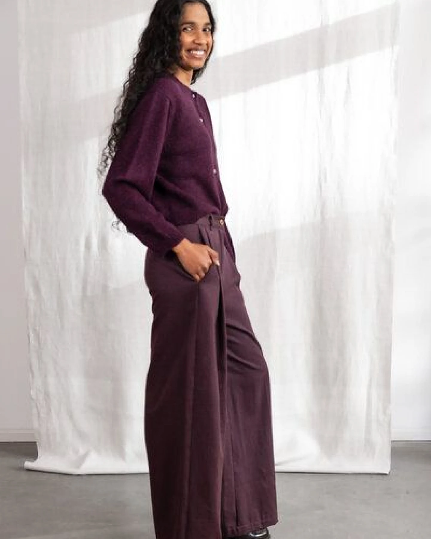 Jyoti - Fair Works Baumwoll Hose Anaar – Ansicht 2