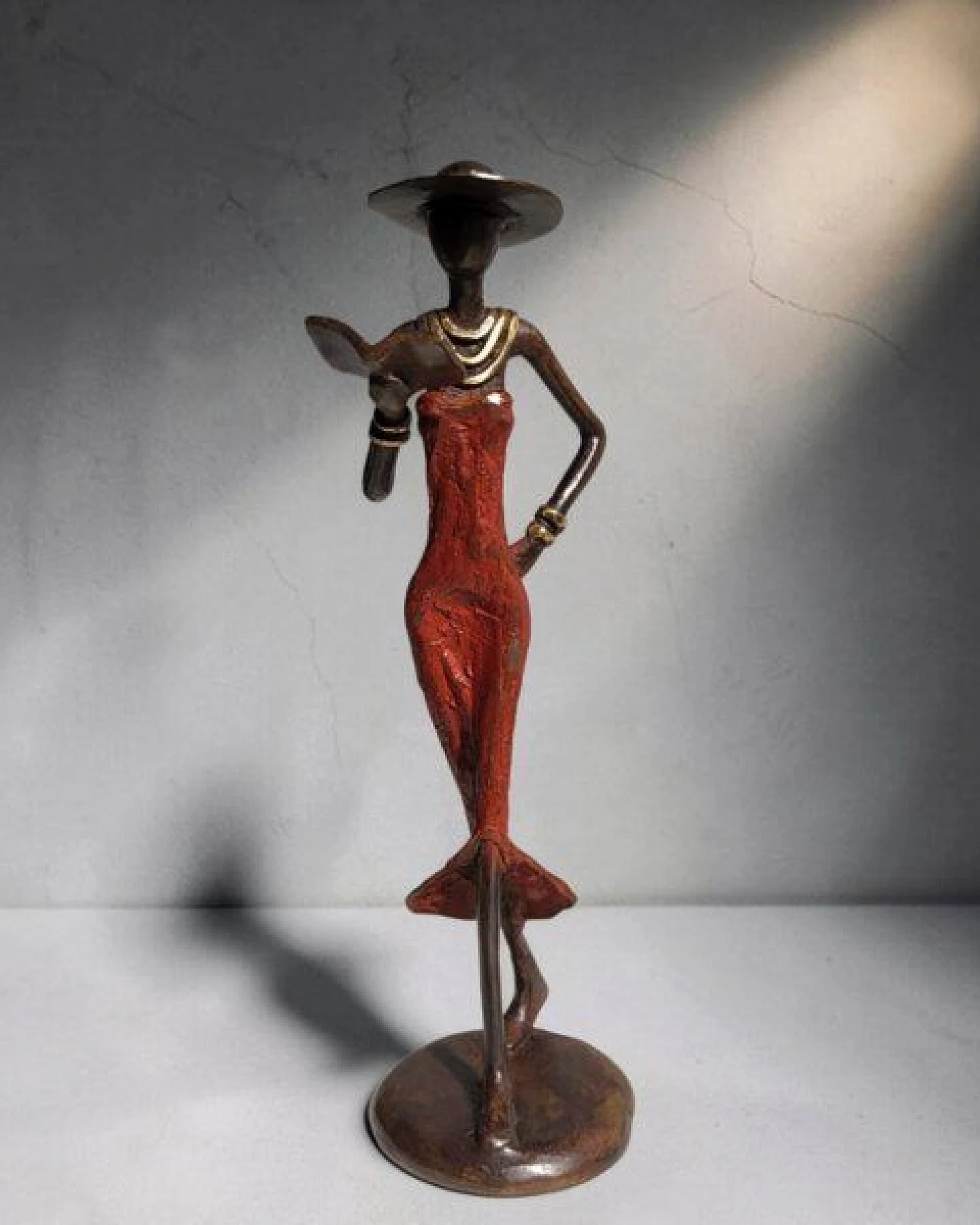 Moogoo Creative Africa Bronze-Skulptur "Femme avec livre et chapeau" by Soré – Ansicht 2
