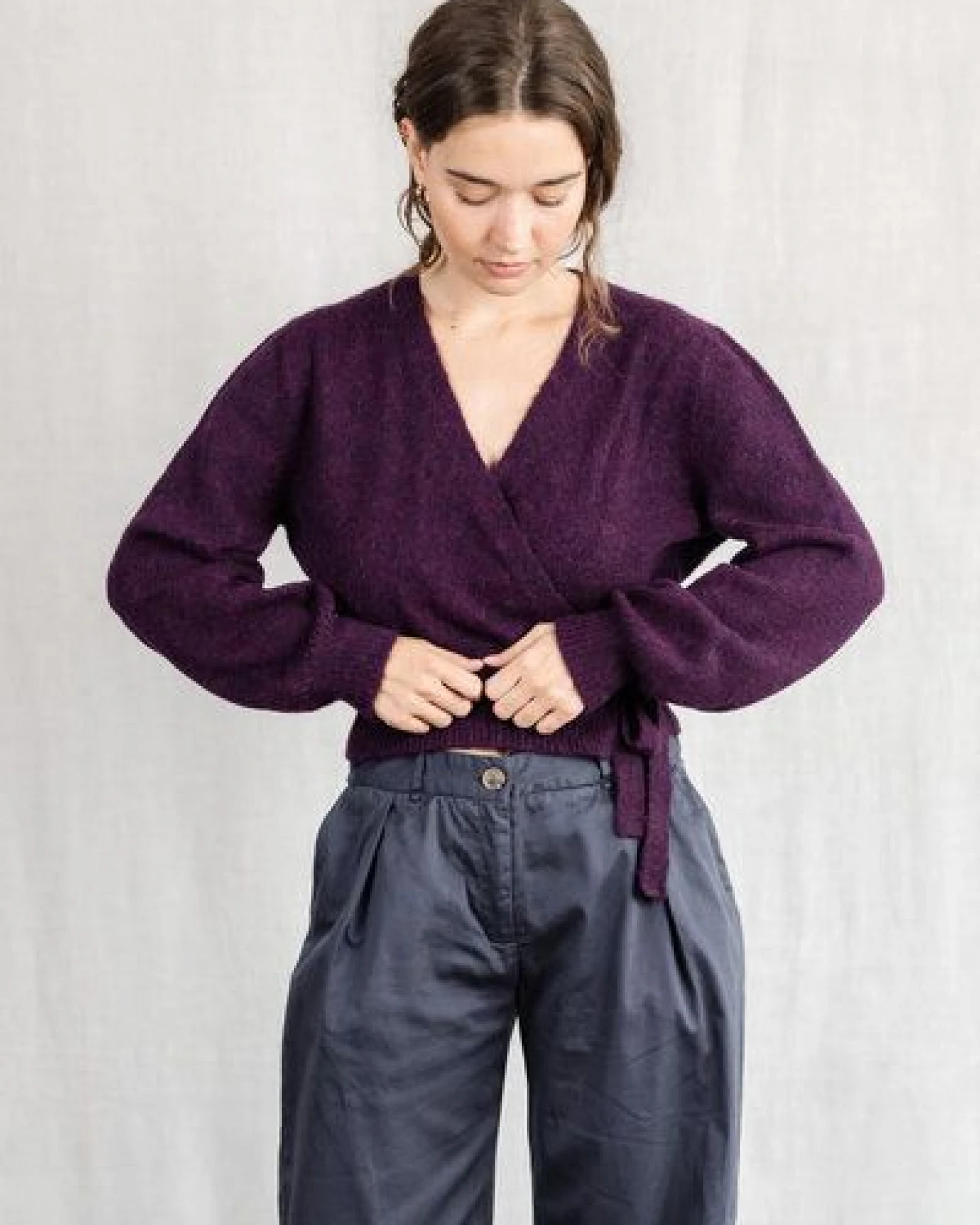 Jyoti - Fair Works Baby-Alpaka Wickelcardigan Abancay – Ansicht 3