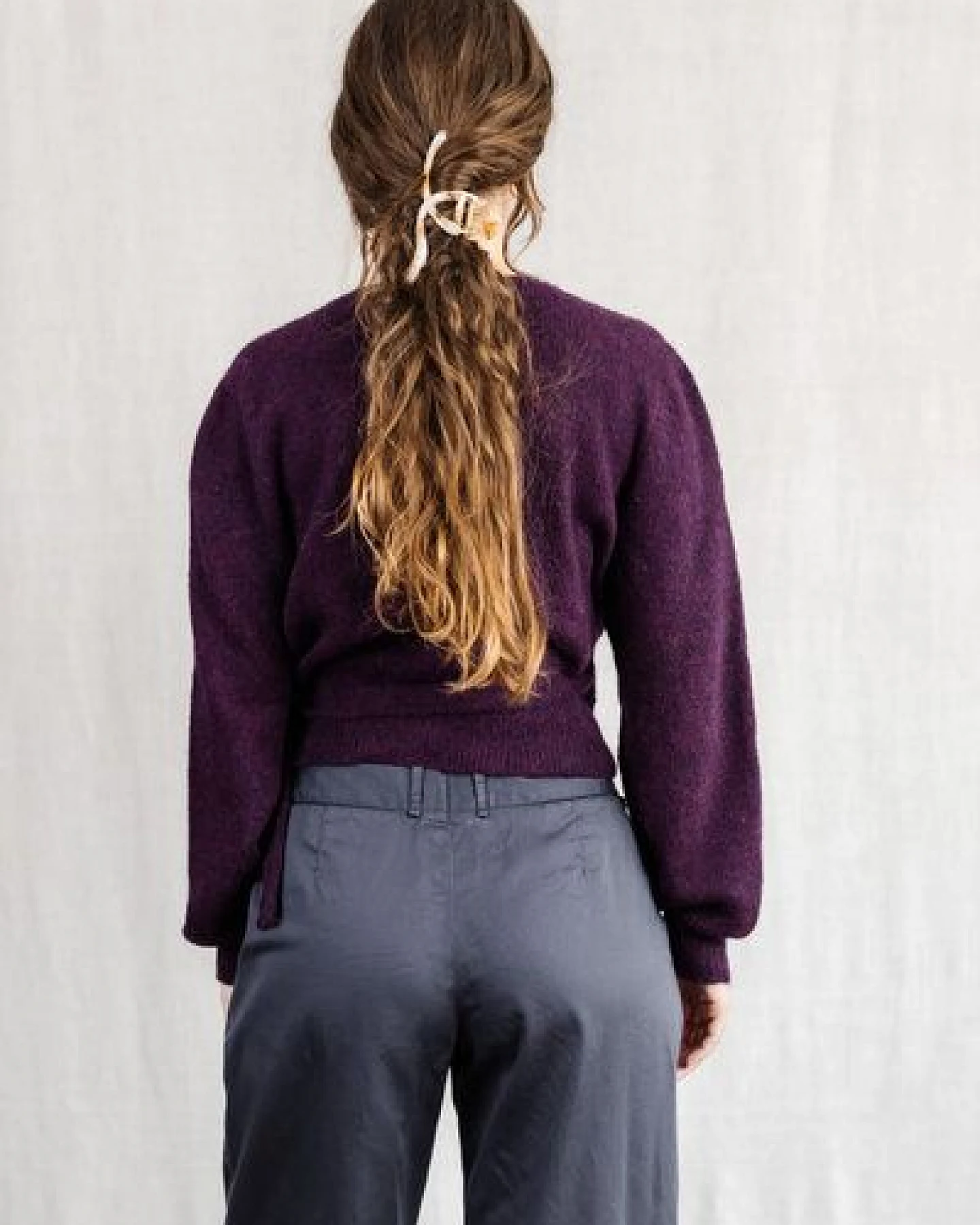 Jyoti - Fair Works Baby-Alpaka Wickelcardigan Abancay – Ansicht 4