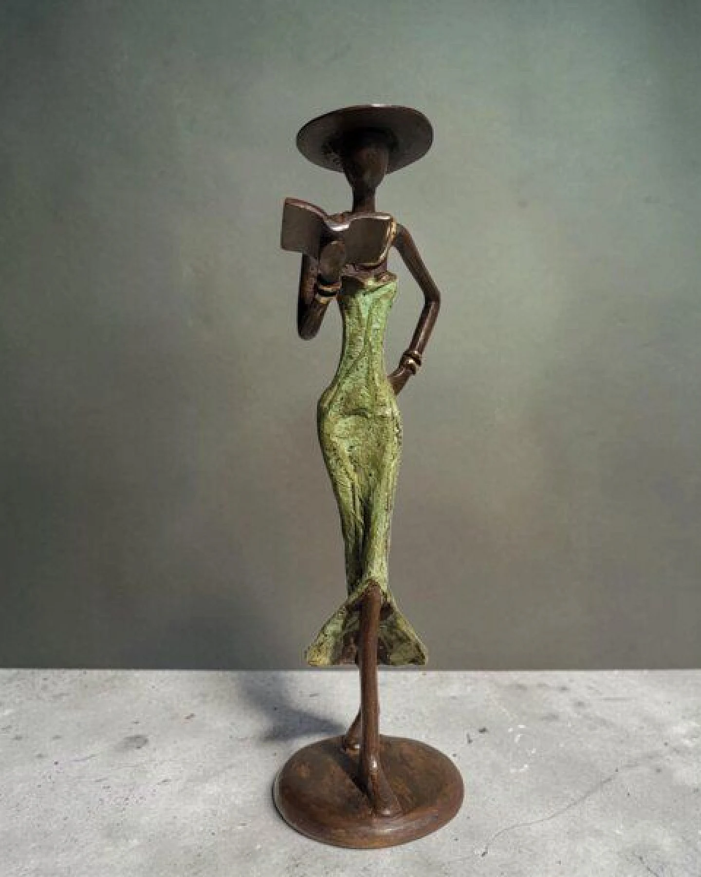 Moogoo Creative Africa Bronze-Skulptur "Femme avec livre et chapeau" by Soré – Ansicht 2