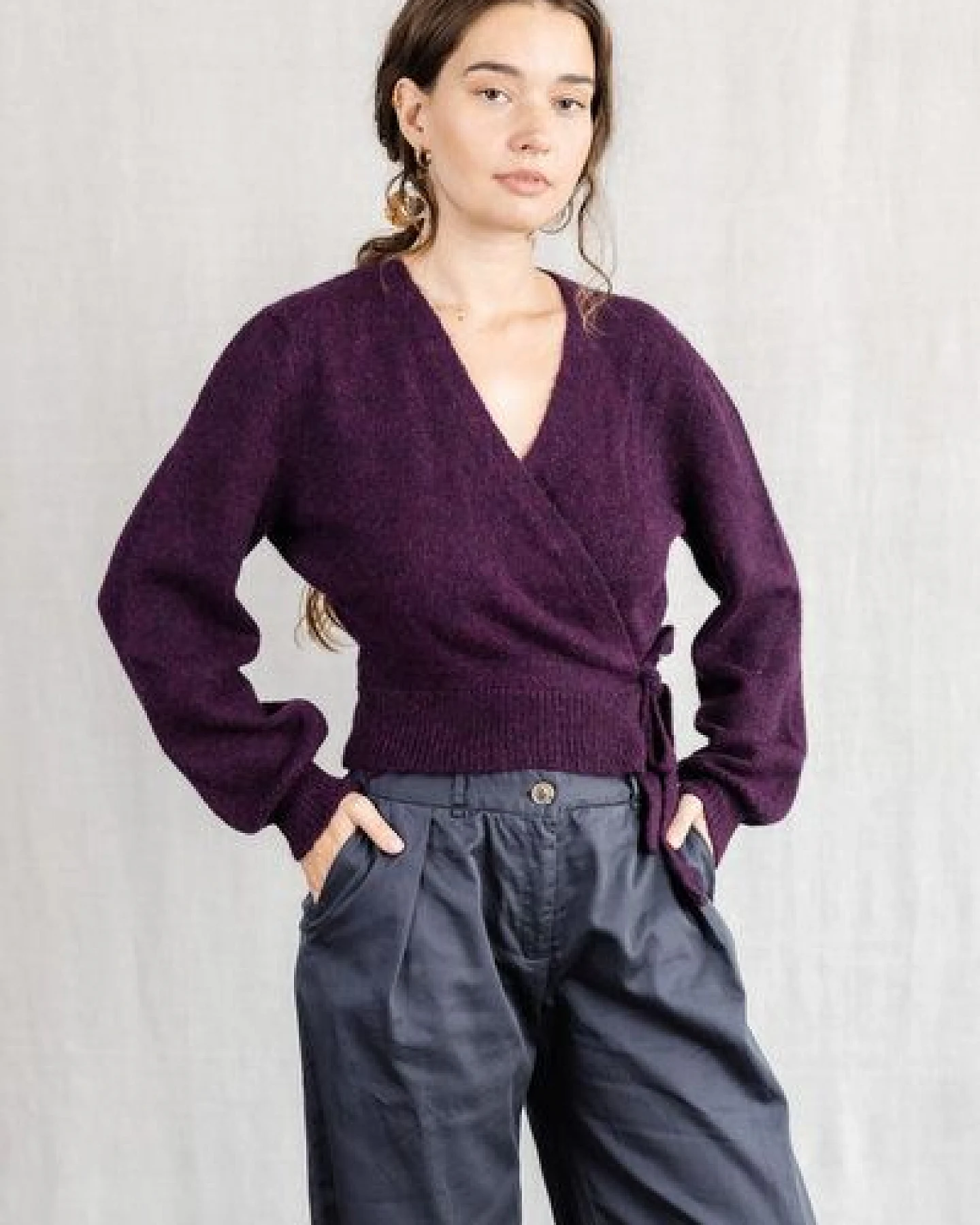 Jyoti - Fair Works Baby-Alpaka Wickelcardigan Abancay – Ansicht 2