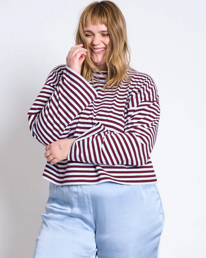 JAN N JUNE Damen vegan Kastenförmiges Langarmshirt Ankira In Rot/Blau Gestreift