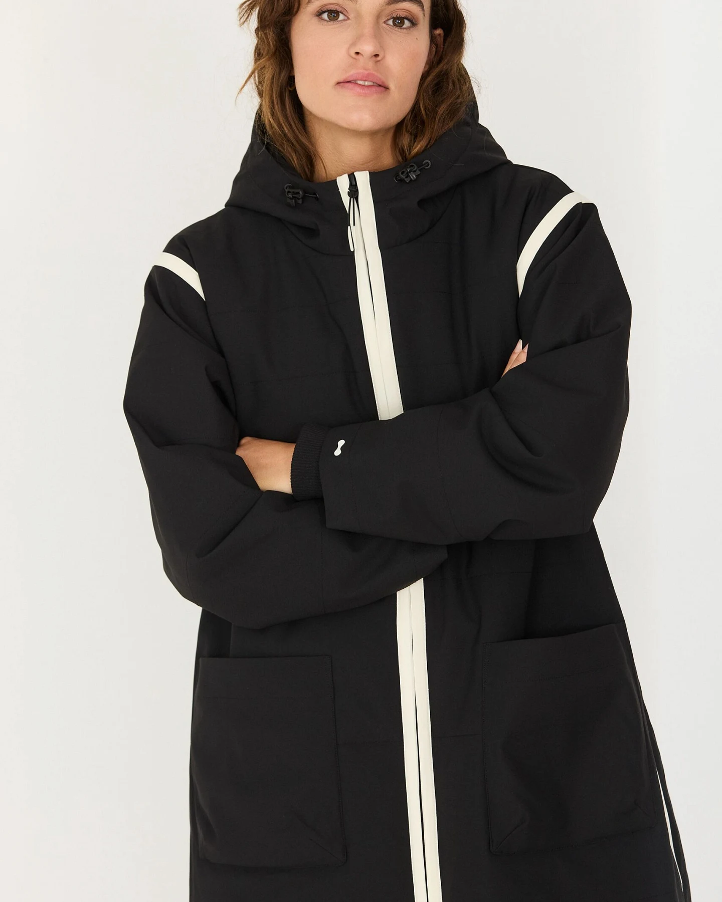 SKFK Damen vegan Langer Wattierter Mantel Mit Kapuze Von Garai, Schwarz – Ansicht 2