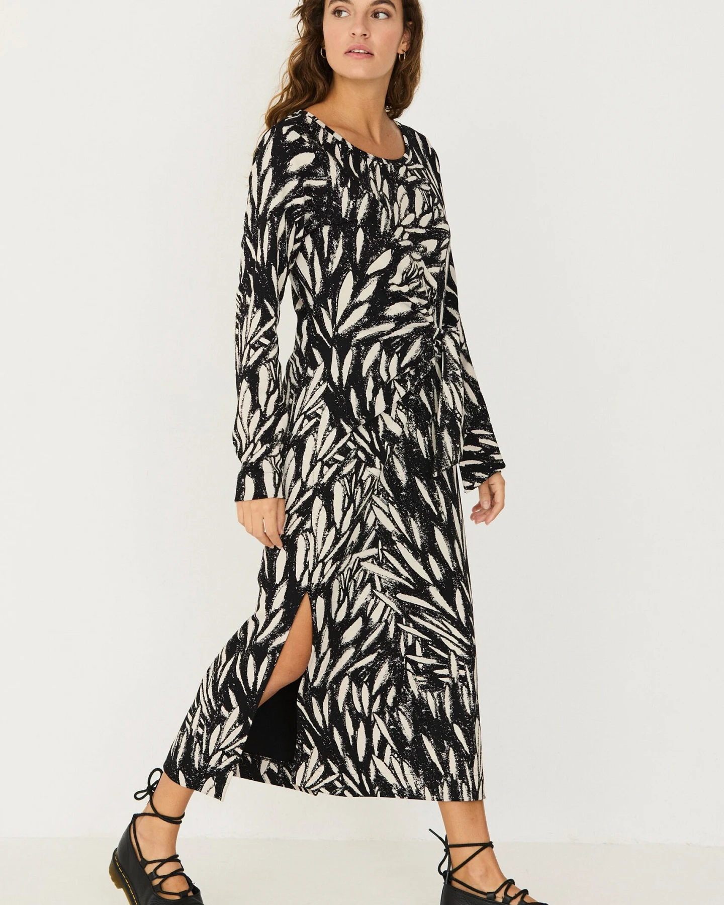 SKFK Damen vegan Strickkleid In Midi-Länge Mit Knoten Schwarz/Weiß – Ansicht 2