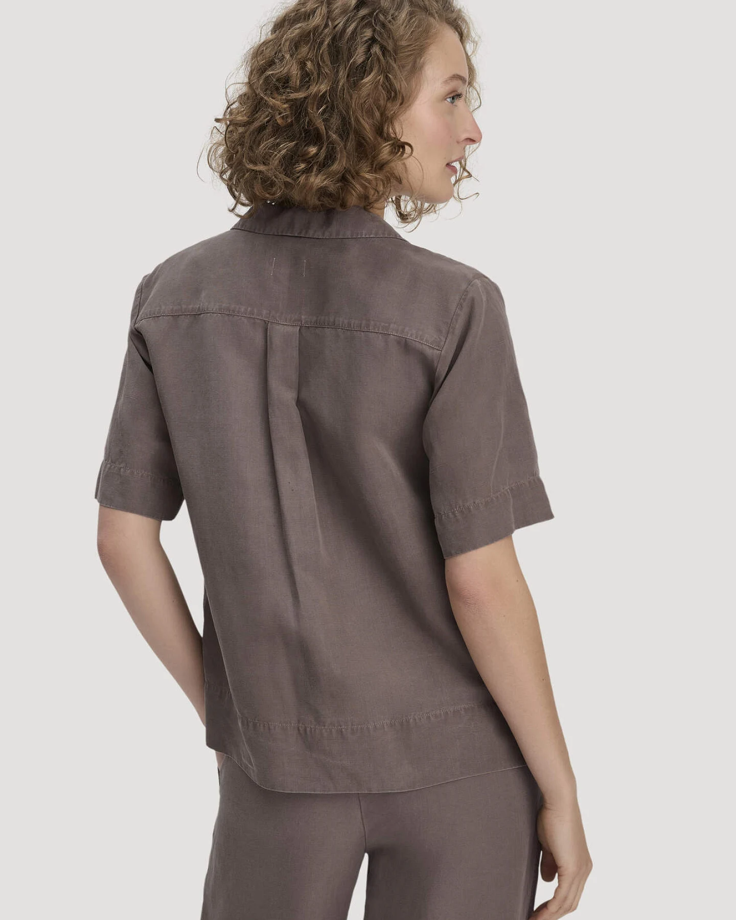 hessnatur Damen Bluse Relaxed aus TENCEL™ Lyocell mit Leinen - braun - Größe 42 – Ansicht 3
