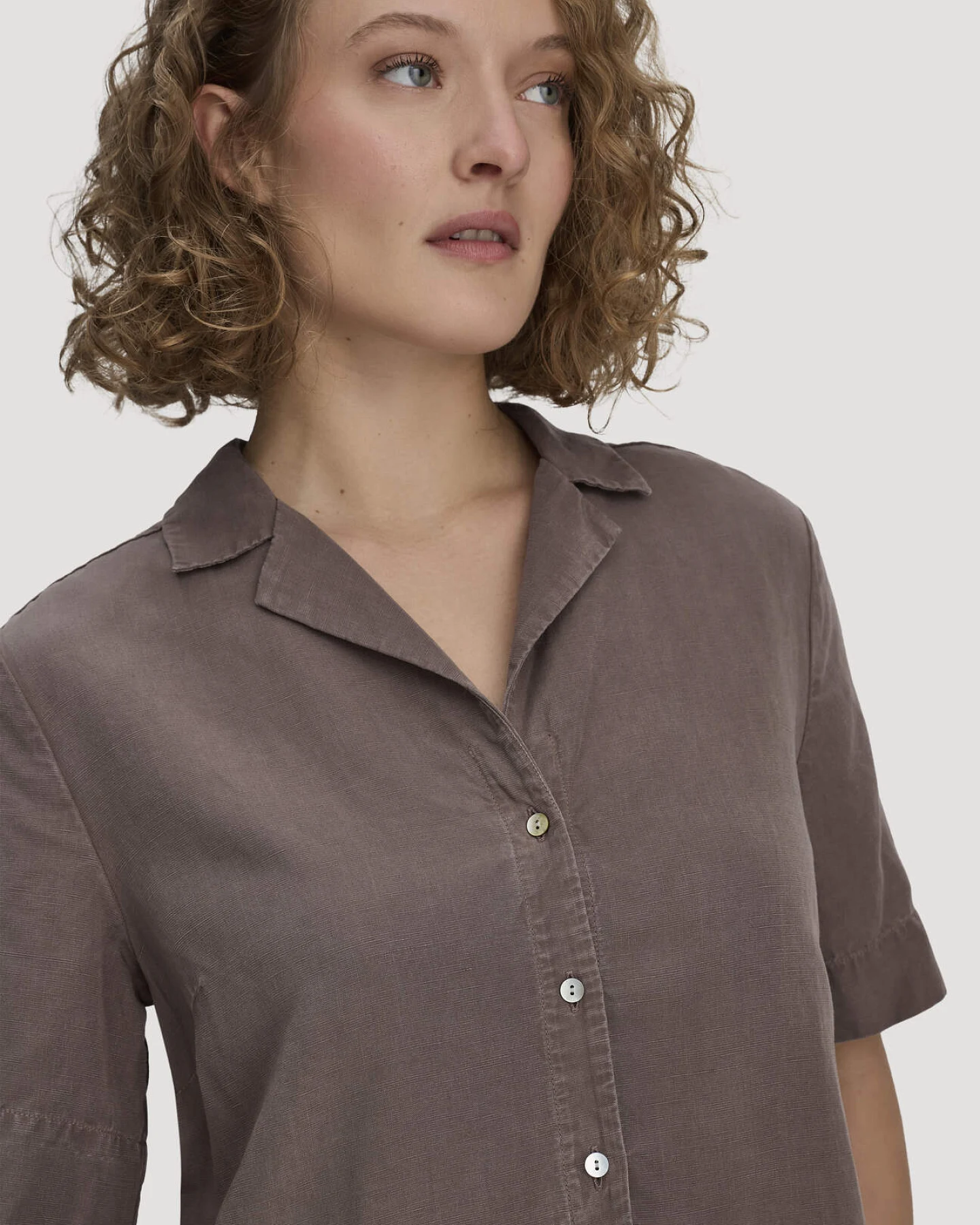 hessnatur Damen Bluse Relaxed aus TENCEL™ Lyocell mit Leinen - braun - Größe 34 – Ansicht 4