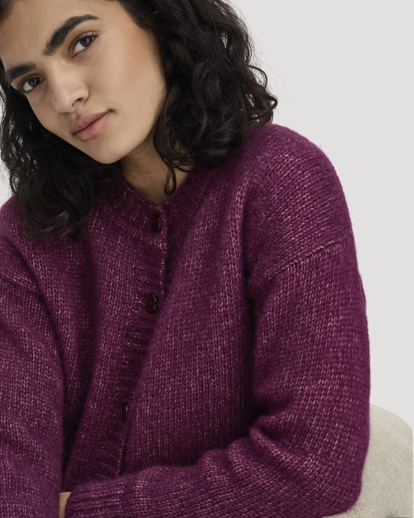 hessnatur Damen Strickjacke Relaxed aus Alpaka und Bio-Baumwolle - rot - Größe L – Ansicht 4