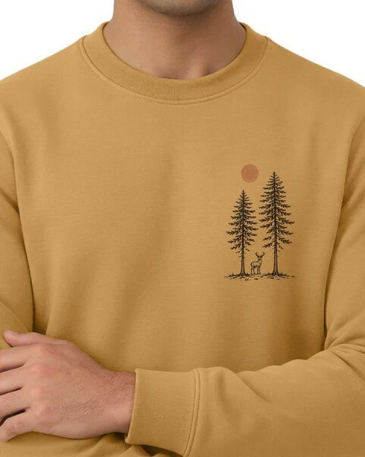 Spreecult Hirsch zwischen zwei Bäume - Unisex Sweatshirt - Bio und Fair - Wald Natur Tiere Sonne