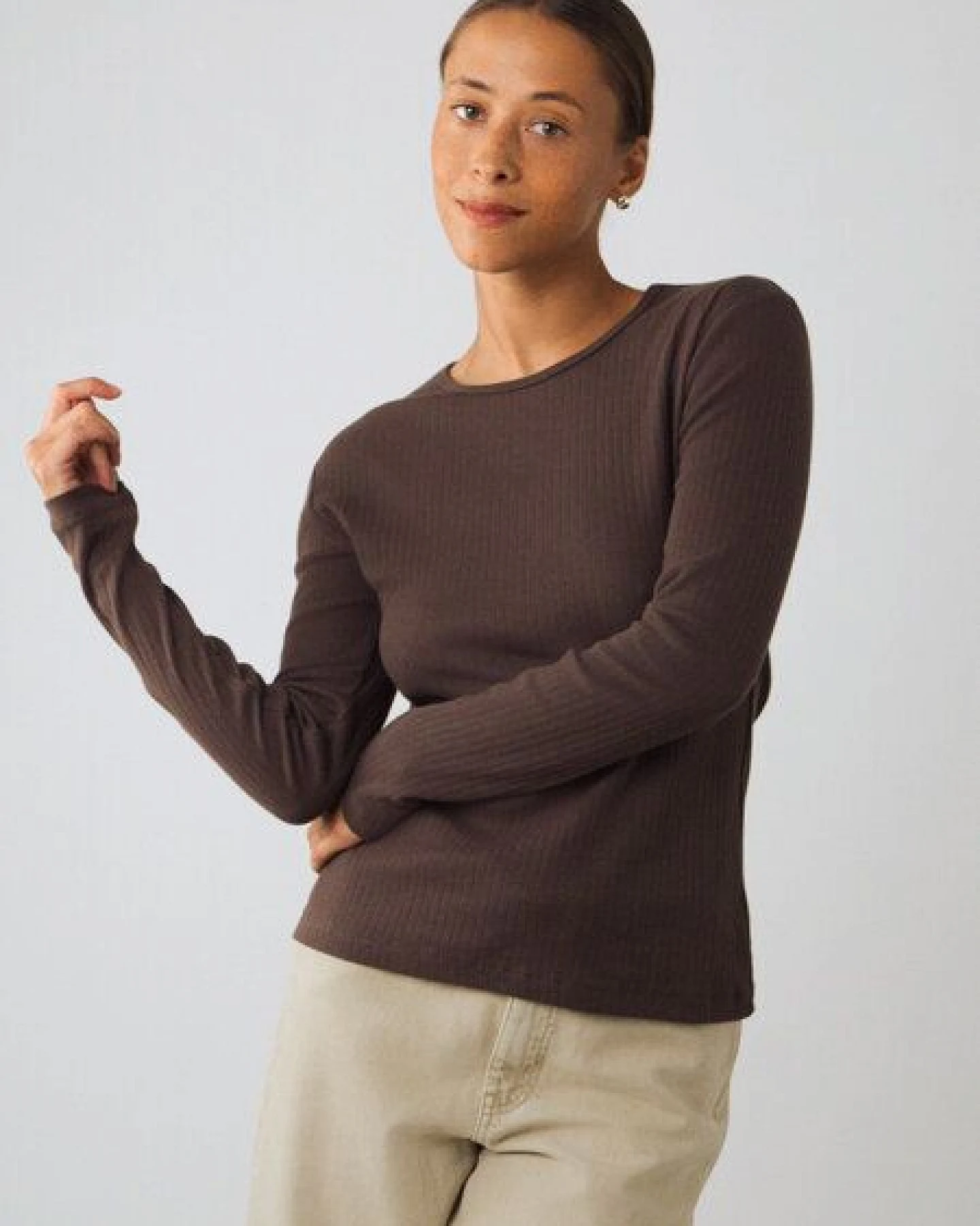 Honest Basics Damen Geripptes Langarmshirt aus Bio- und recycelter Baumwolle – Ansicht 2
