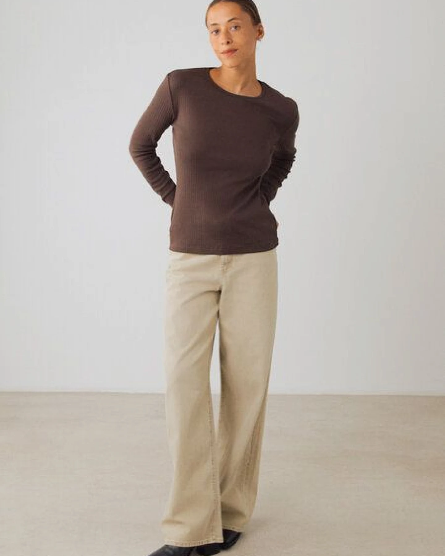 Honest Basics Damen Geripptes Langarmshirt aus Bio- und recycelter Baumwolle – Ansicht 4