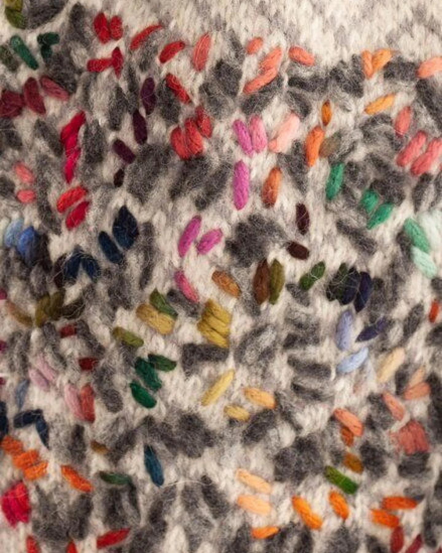 Alma & Lovis Der Kunstvolle: Schal mit aparter Stickerei aus Alpaka-/Woll-Mix – Ansicht 3