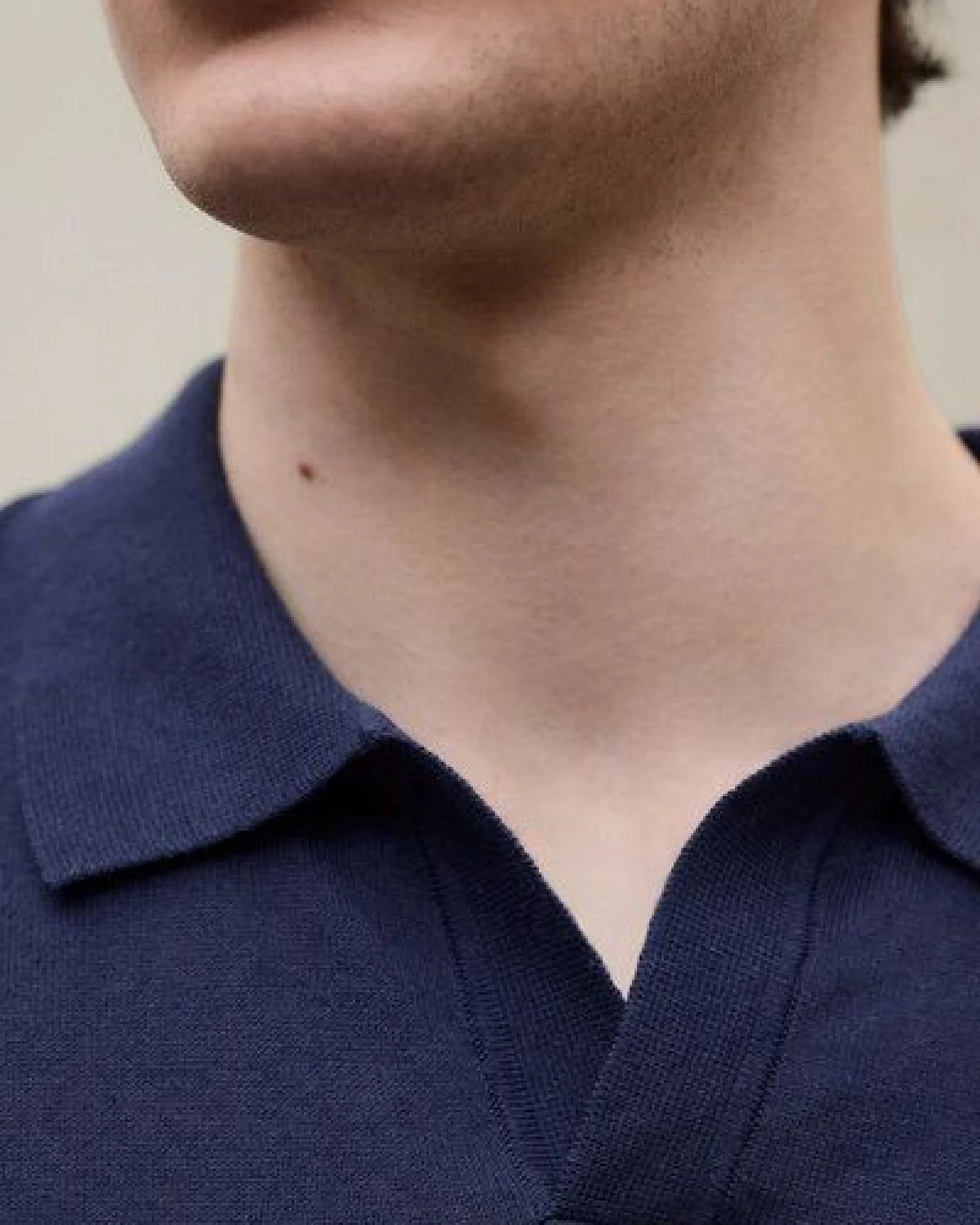 ECOALF Polo T-Shirt Olmo aus Bio-Baumwolle und Leinen – Ansicht 4