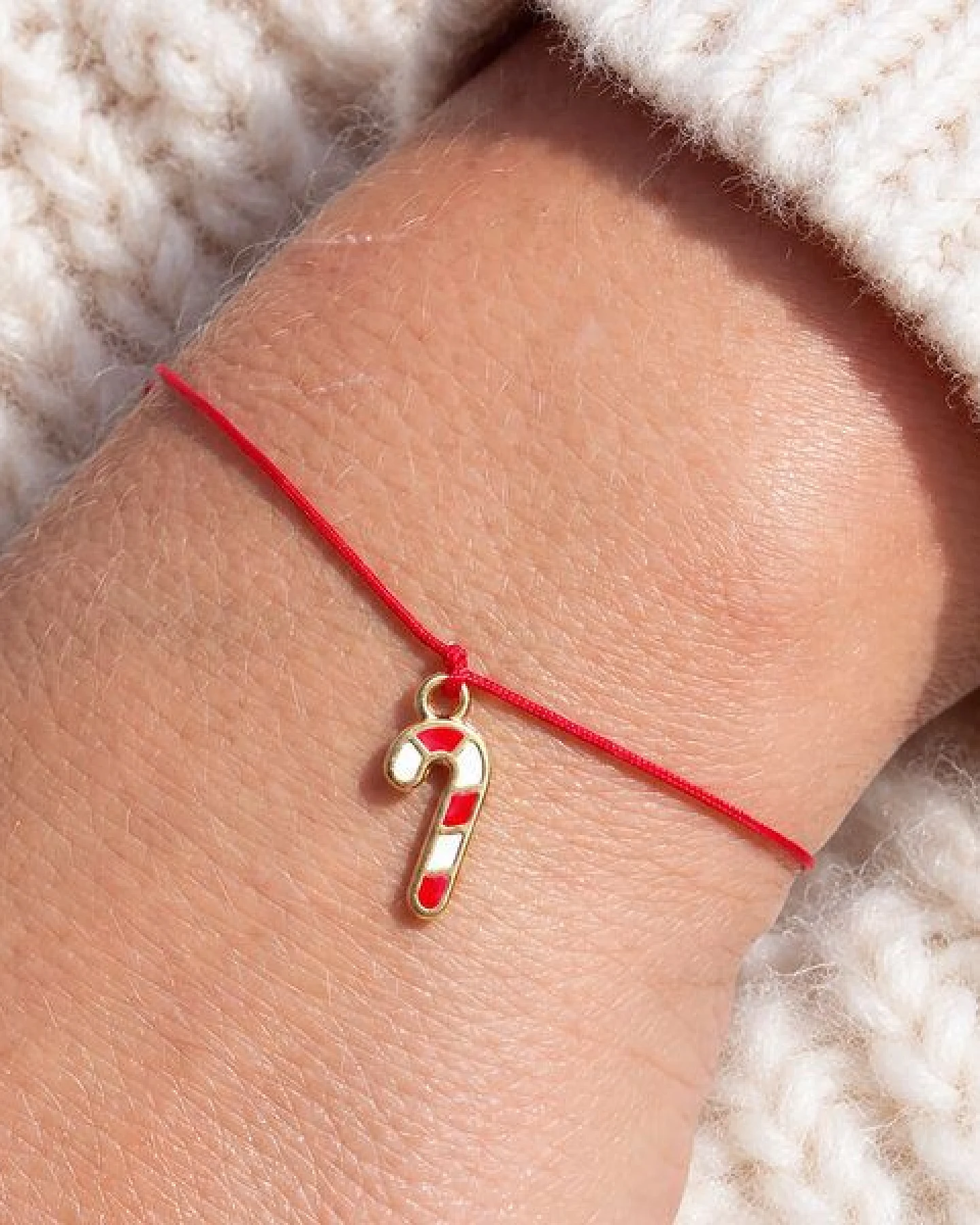 Bow & Hummingbird Weihnachtsarmband Zuckerstange „Zuckersüße Weihnachten“ – rotes Makramee Armband, kleines Weihnachtsgeschenk – Ansicht 3