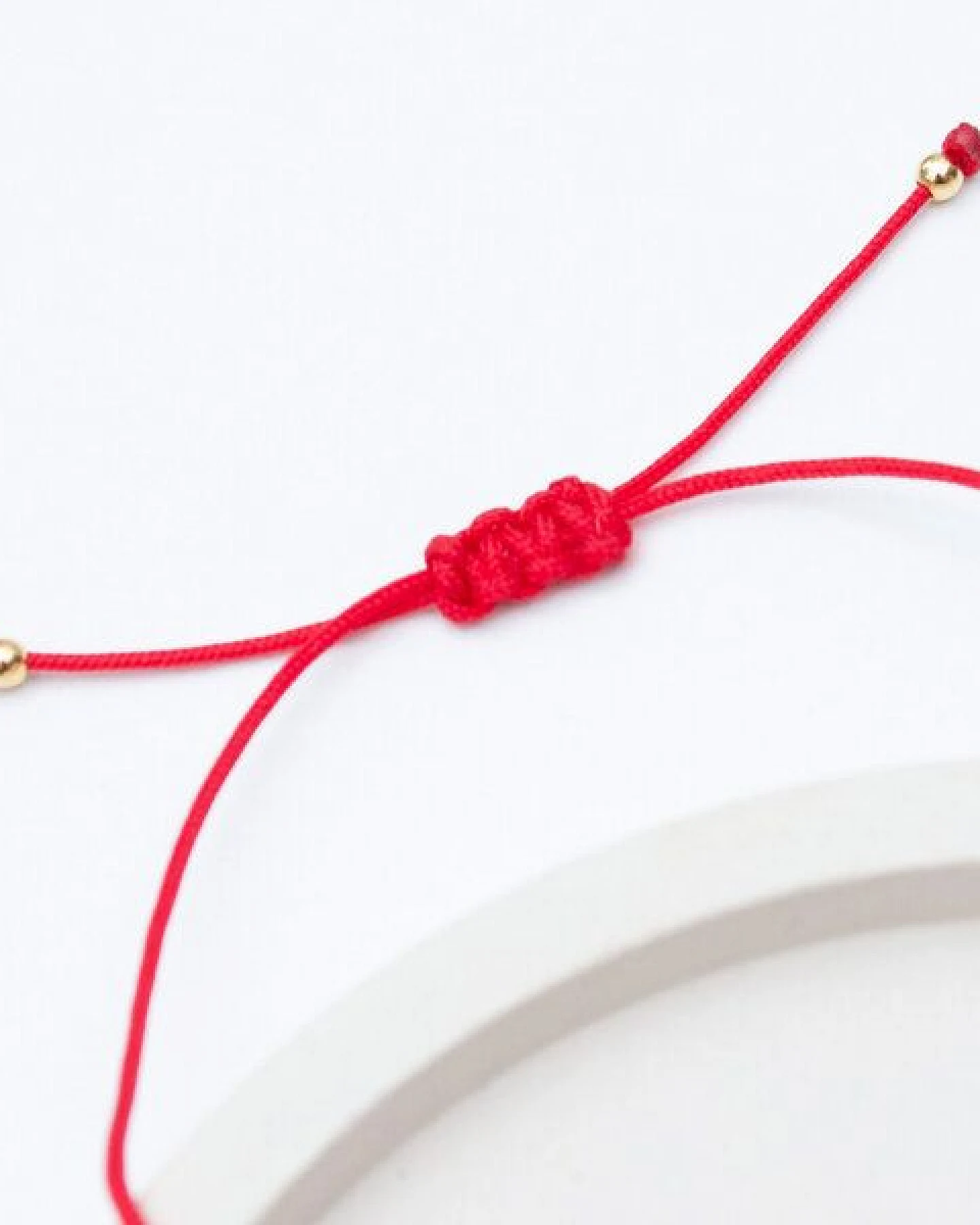 Bow & Hummingbird Weihnachtsarmband Zuckerstange „Zuckersüße Weihnachten“ – rotes Makramee Armband, kleines Weihnachtsgeschenk – Ansicht 4