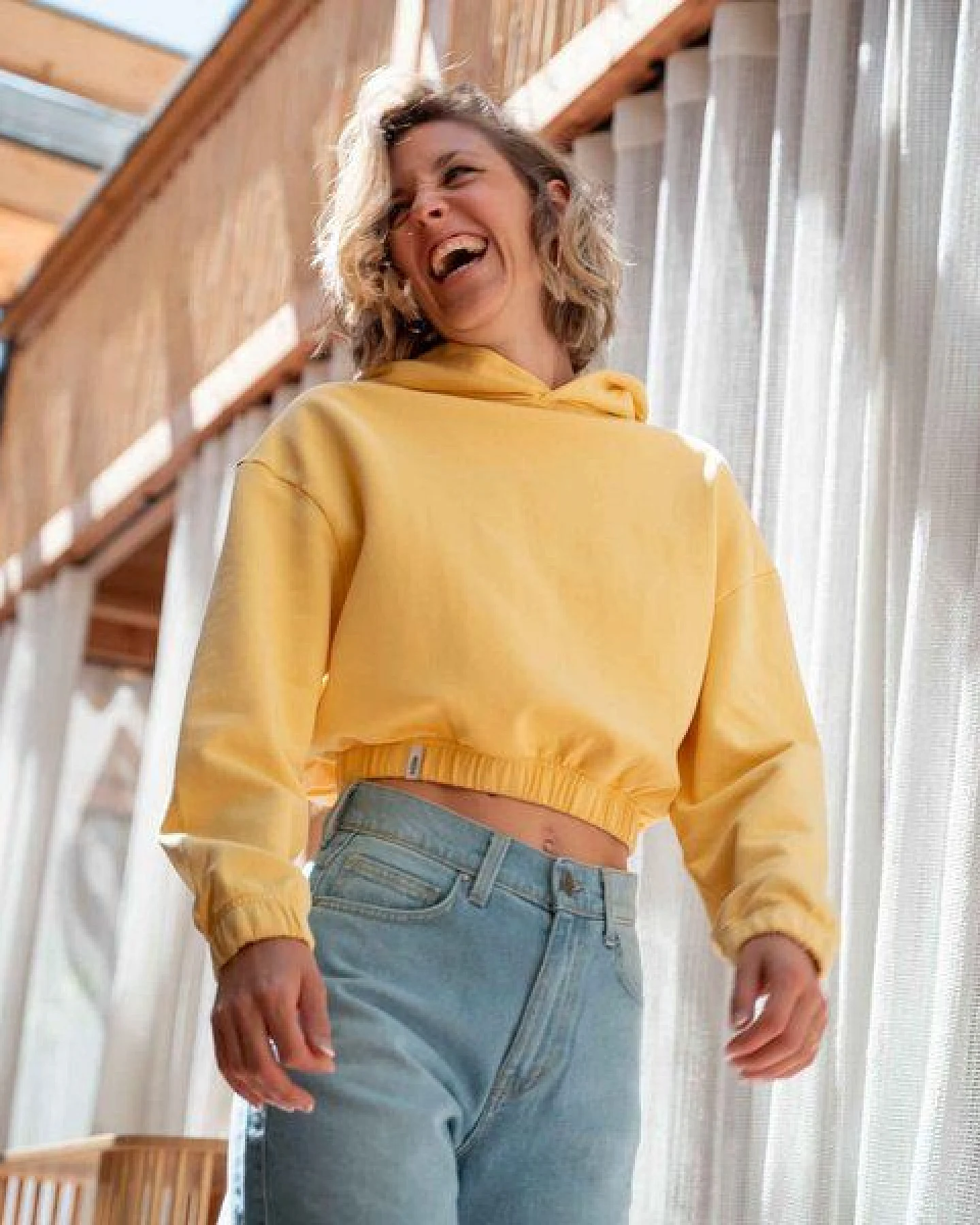 Vresh Clothing Valeria - Crop Hoodie aus Biobaumwolle – Ansicht 3