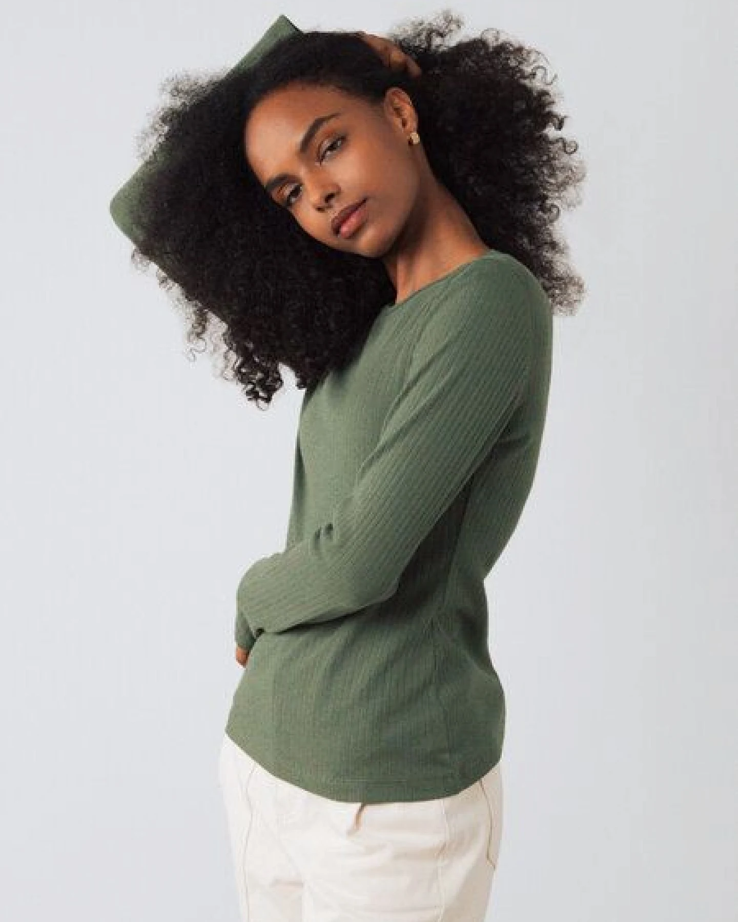 Honest Basics Damen Geripptes Langarmshirt aus Bio- und recycelter Baumwolle – Ansicht 2